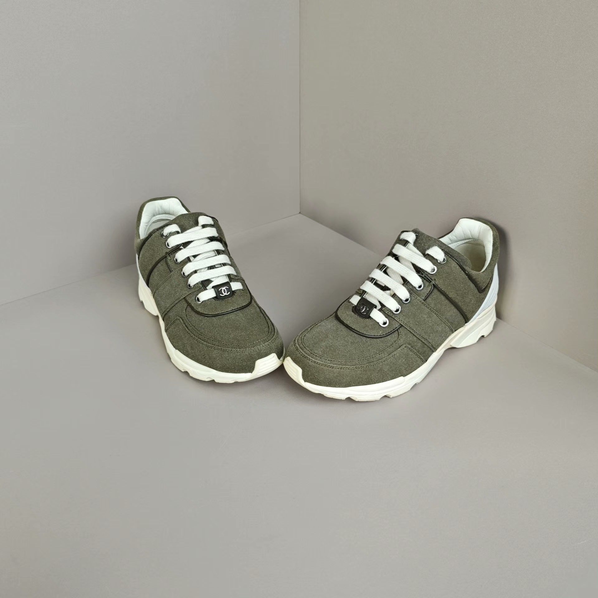 Chanel Chanel Casual Lowtop Sneakers us_7 Women Size US 7 / IT 37 - 2 Thumbnail