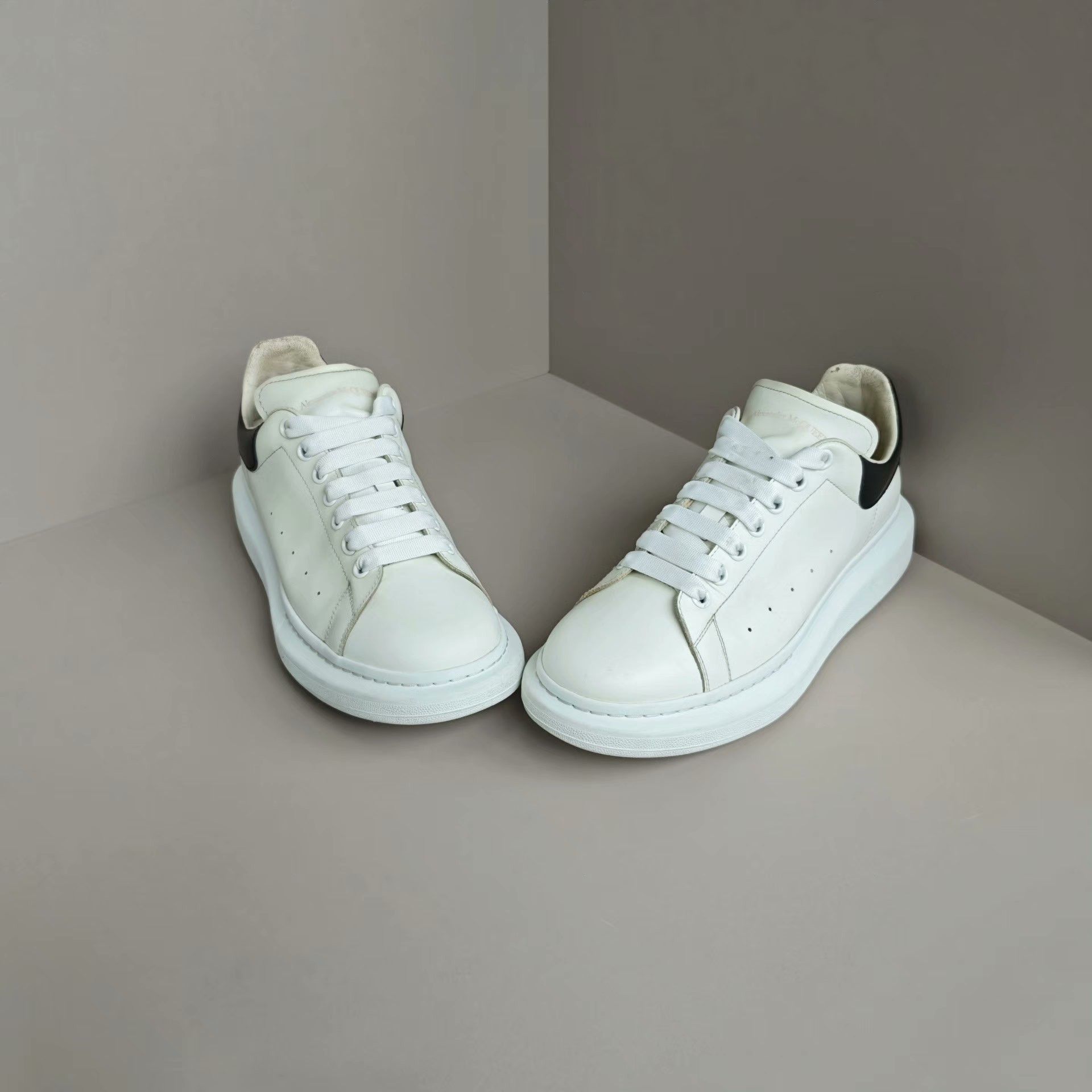 Alexander McQueen Alexander McQueen White Lowtop Sneakers 12 Men Size US 12 / EU 45 - 2 Thumbnail