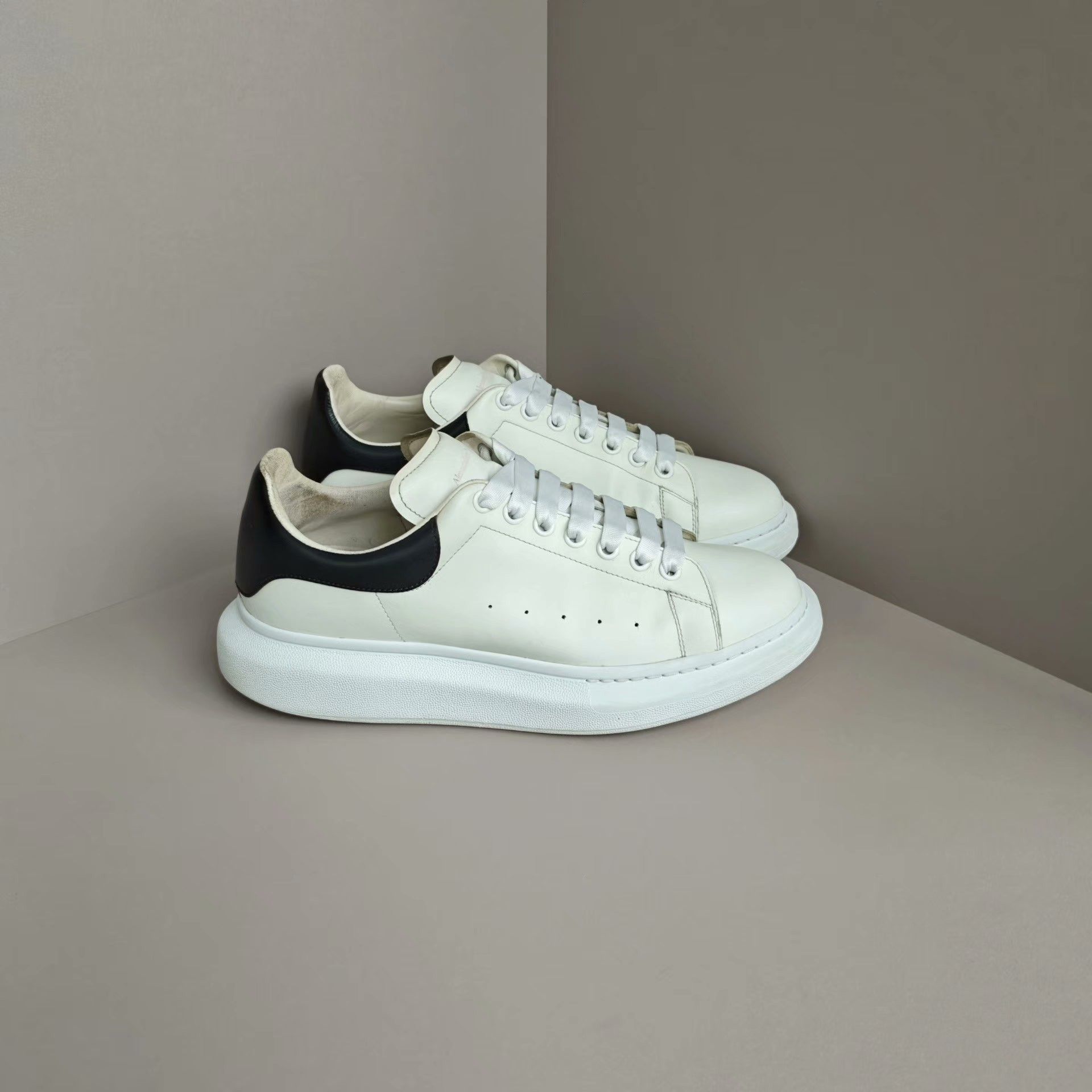 Alexander McQueen Alexander McQueen White Lowtop Sneakers 12 Men Size US 12 / EU 45 - 4 Thumbnail