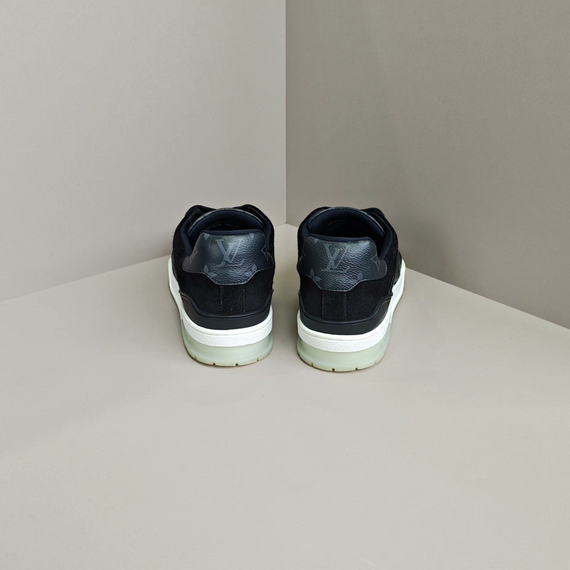 Louis Vuitton Louis Vuitton Training Black Lowtop Sneakers 9 Men Size US 9 / EU 42 - 3 Thumbnail