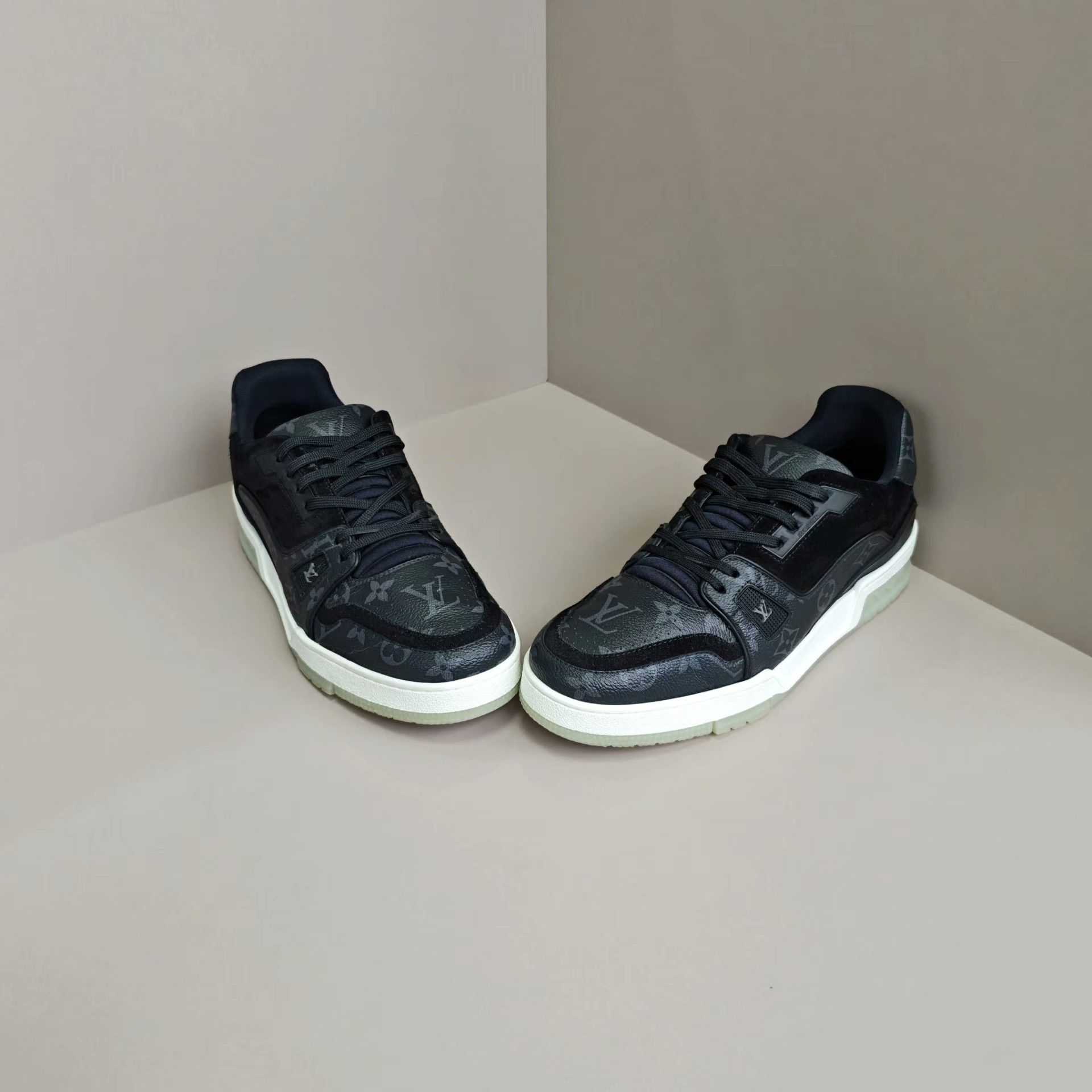 Louis Vuitton Louis Vuitton Training Black Lowtop Sneakers 9 Men Size US 9 / EU 42 - 2 Thumbnail