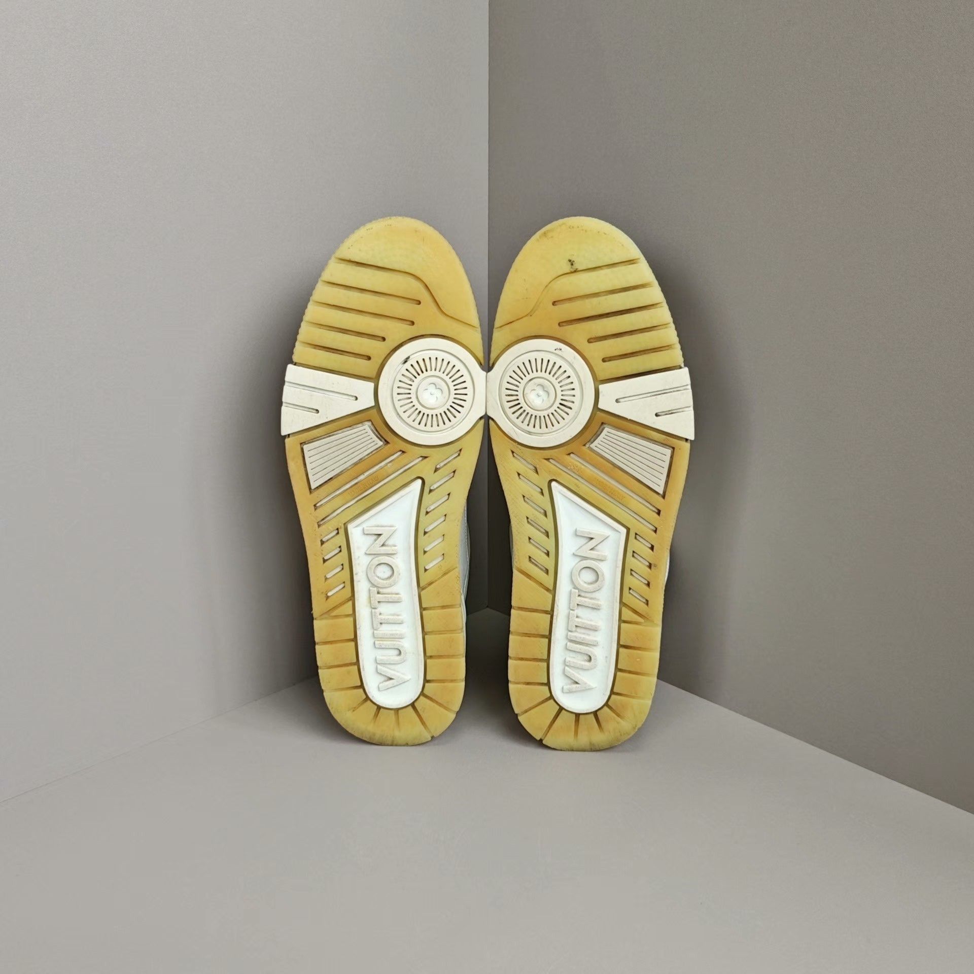 Louis Vuitton Louis Vuitton Training White Lowtop Sneakers 9 Men Size US 9 / EU 42 - 5 Thumbnail