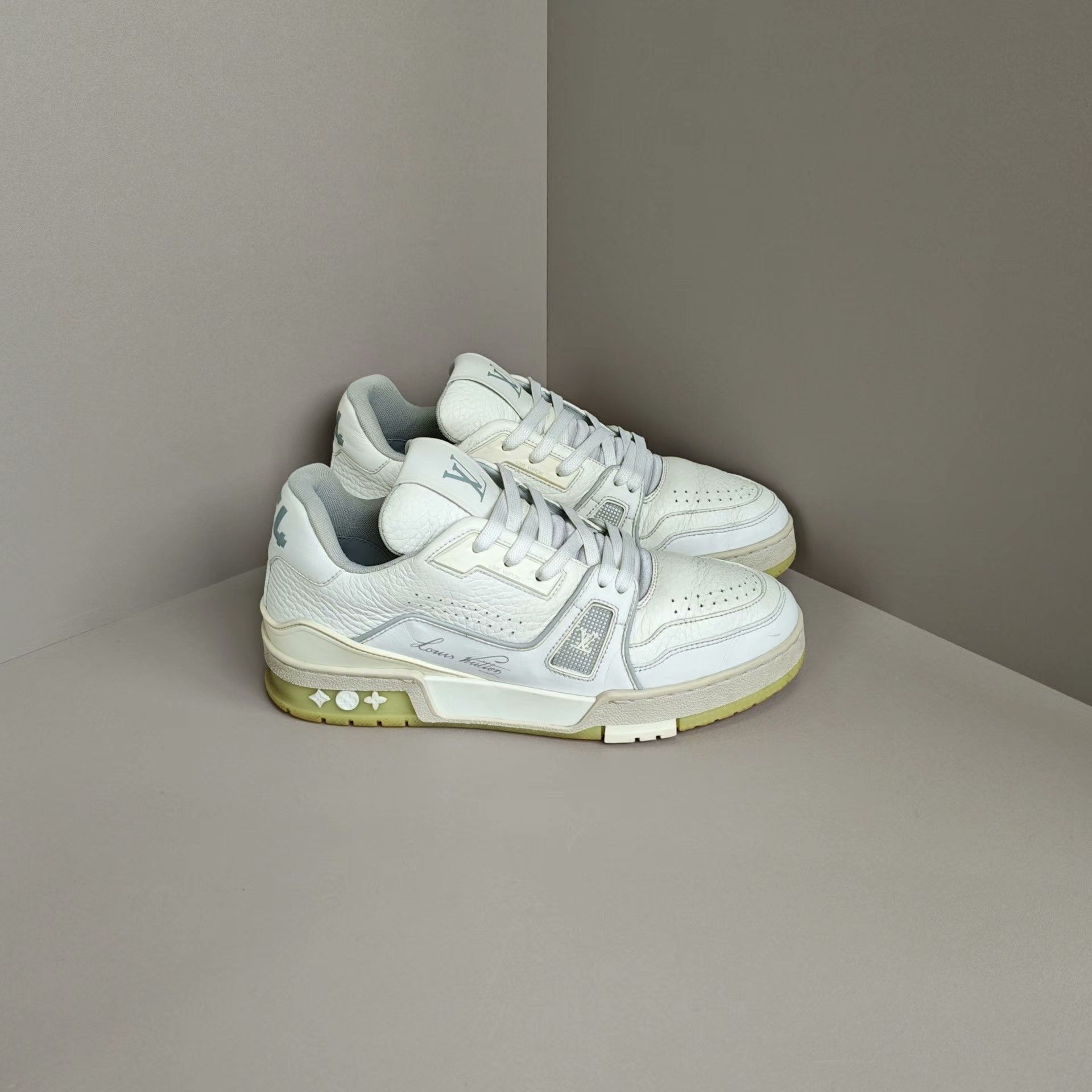 Louis Vuitton Louis Vuitton Training White Lowtop Sneakers us_8 Women Size US 8 / IT 38 - 4 Thumbnail