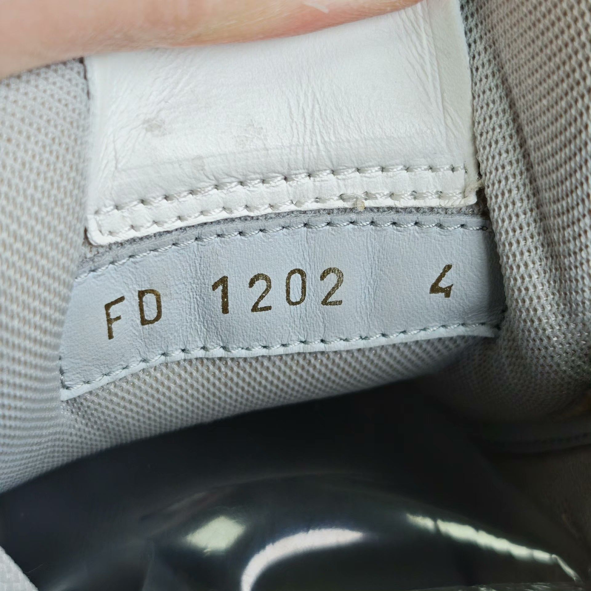 Louis Vuitton Louis Vuitton Training White Lowtop Sneakers us_8 Women Size US 8 / IT 38 - 6 Thumbnail
