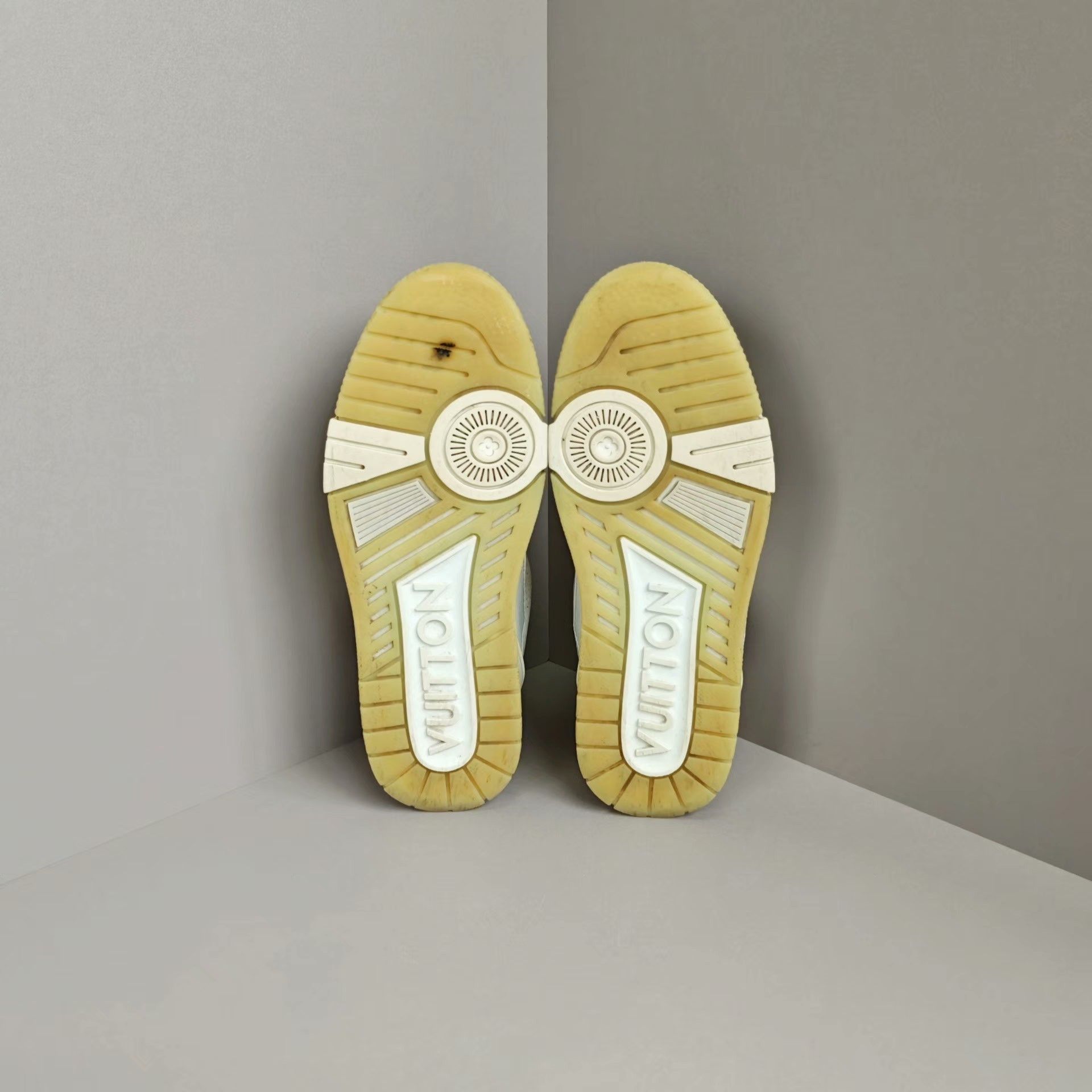 Louis Vuitton Louis Vuitton Training White Lowtop Sneakers us_8 Women Size US 8 / IT 38 - 5 Thumbnail
