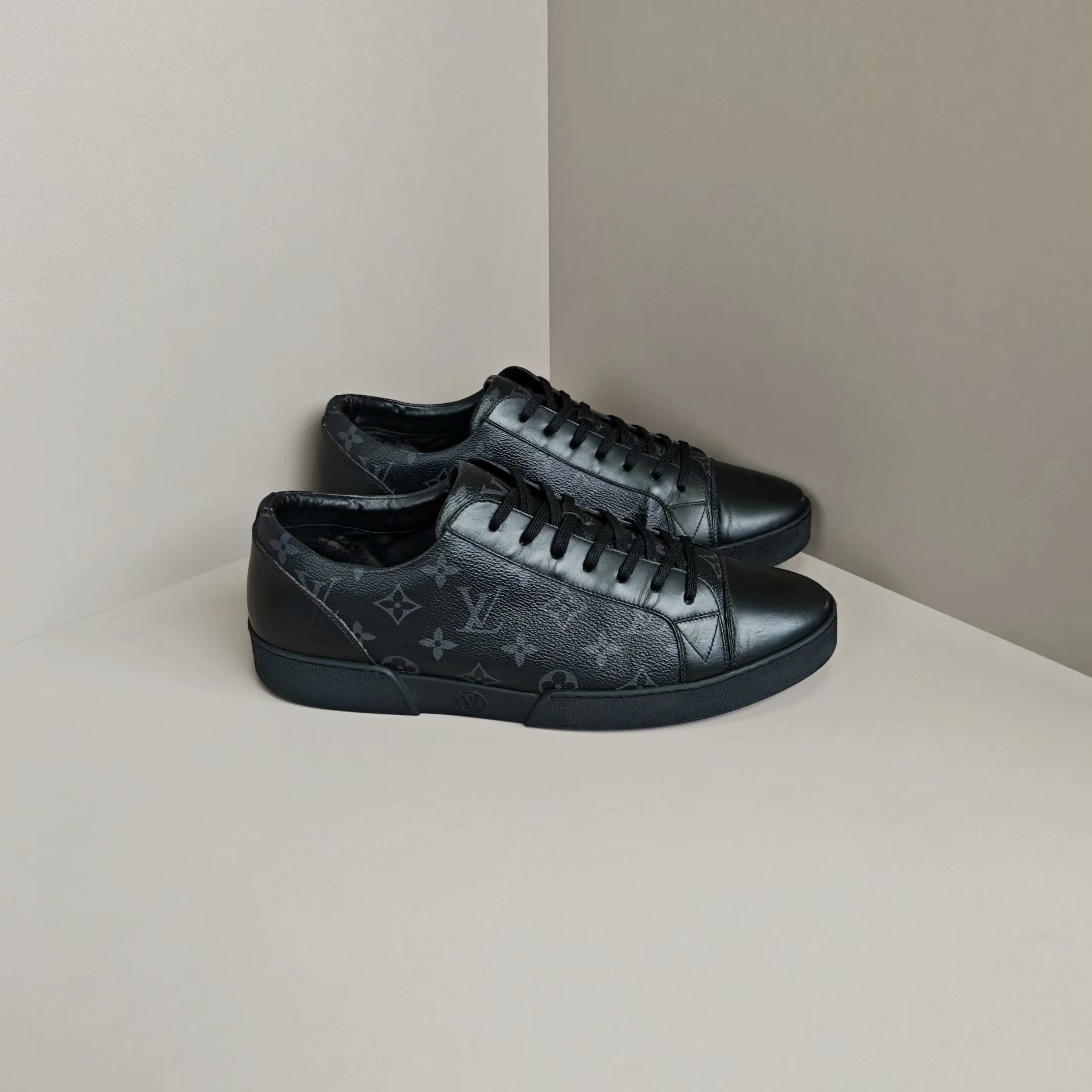 Louis Vuitton Louis Vuitton Lowtop Sneakers 10 Men Size US 10 / EU 43 - 4 Thumbnail
