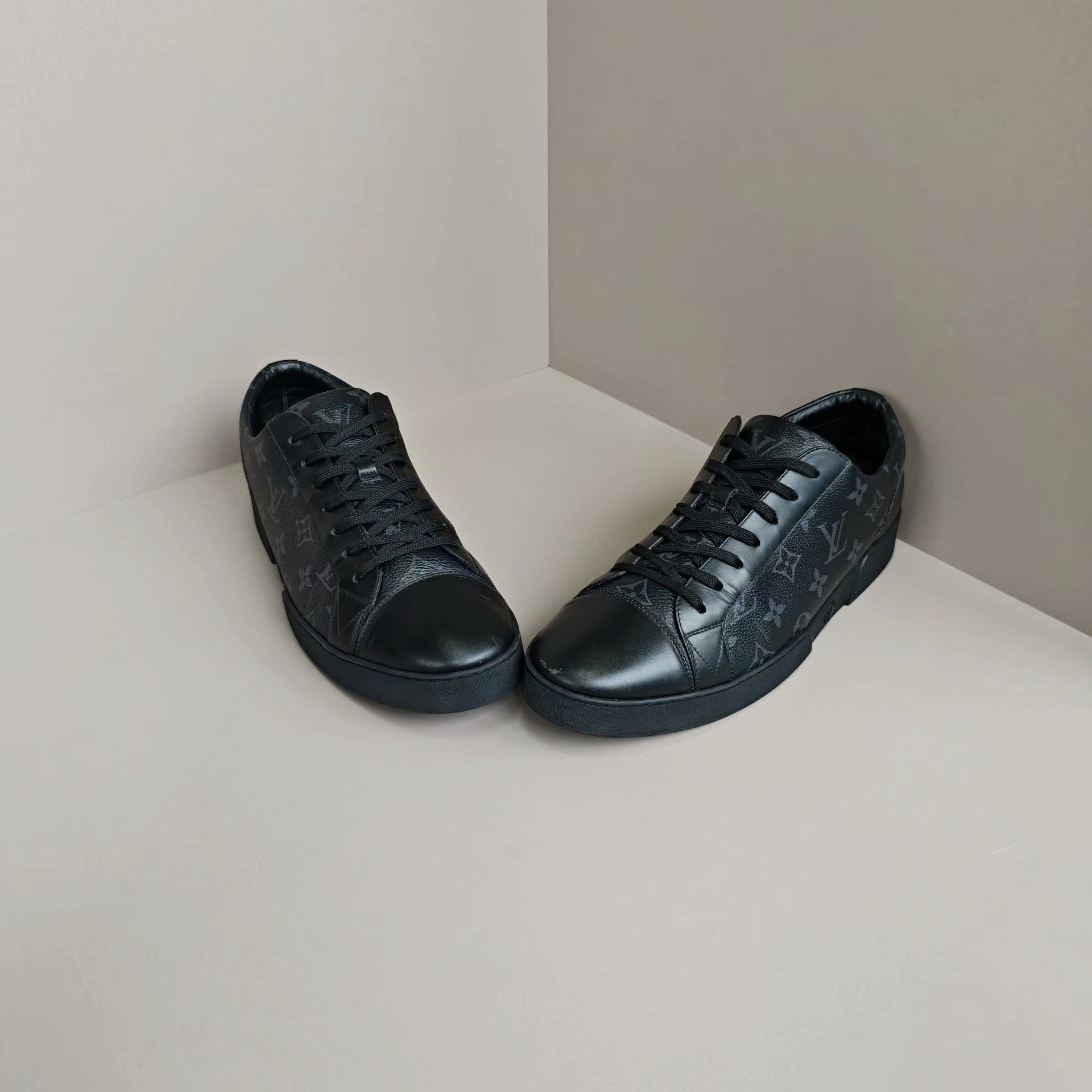 Louis Vuitton Louis Vuitton Lowtop Sneakers 10 Men Size US 10 / EU 43 - 2 Thumbnail