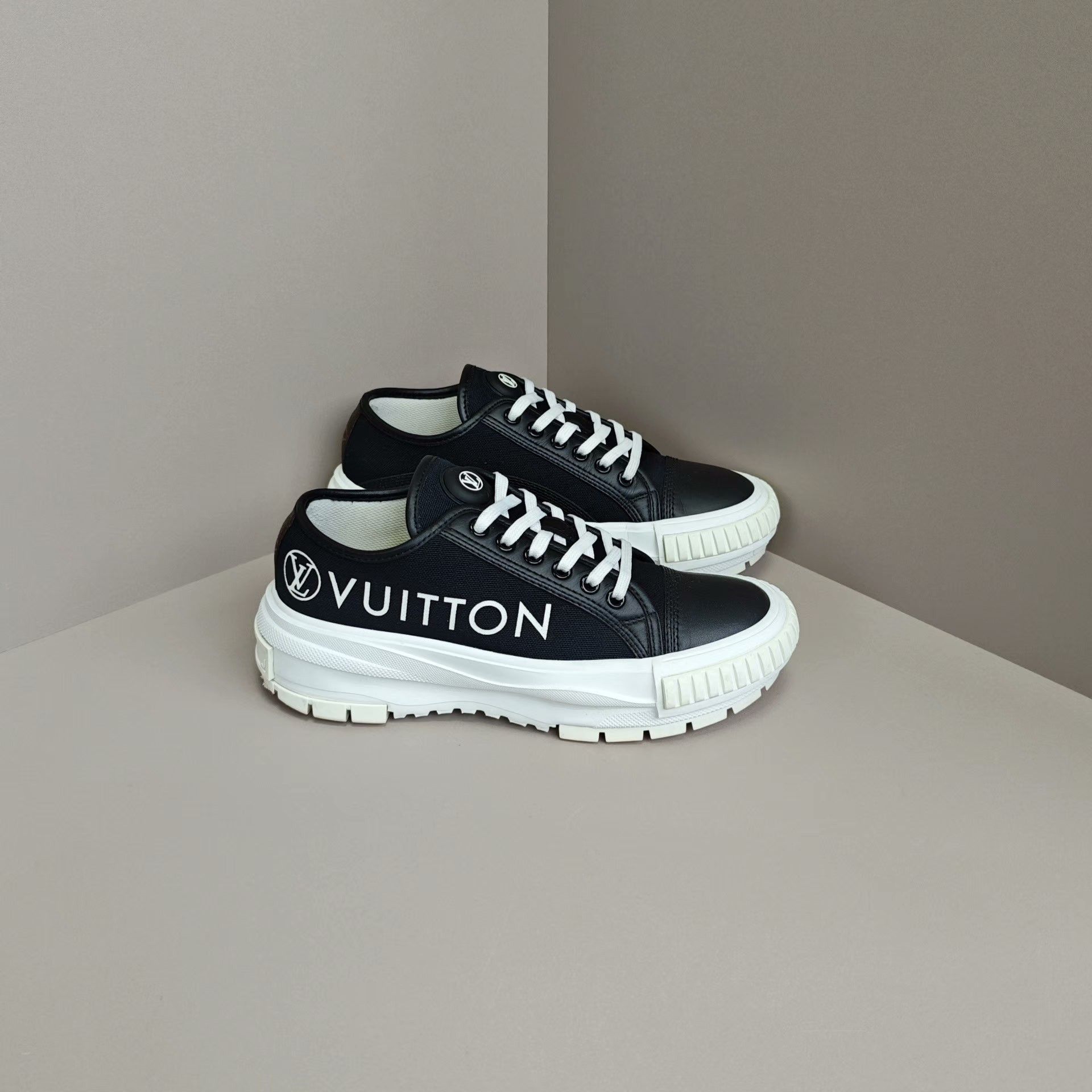 Louis Vuitton Louis Vuitton Casual Lowtop Sneakers us_6 Women Size US 6 / IT 36 - 4 Thumbnail