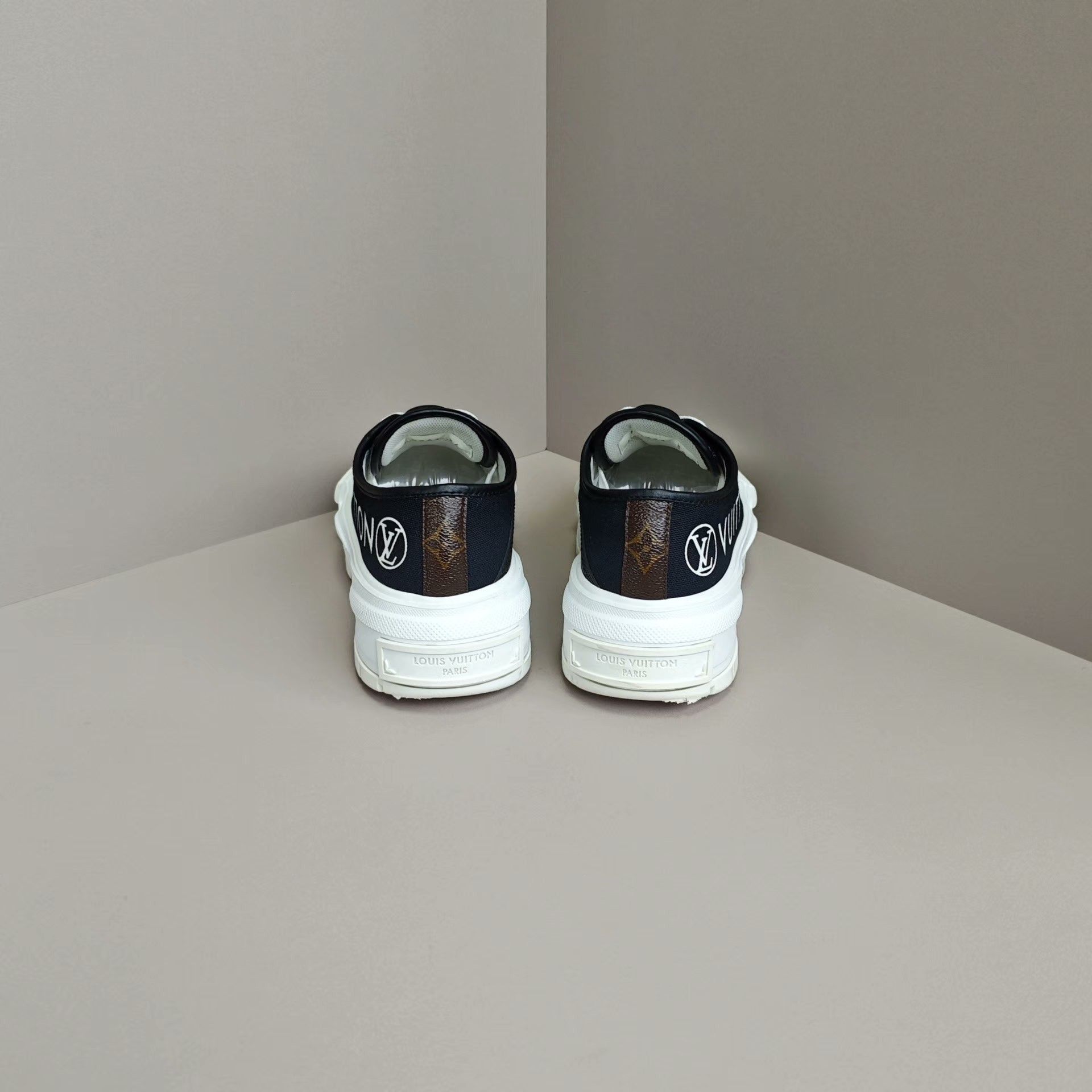 Louis Vuitton Louis Vuitton Casual Lowtop Sneakers us_6 Women Size US 6 / IT 36 - 3 Thumbnail