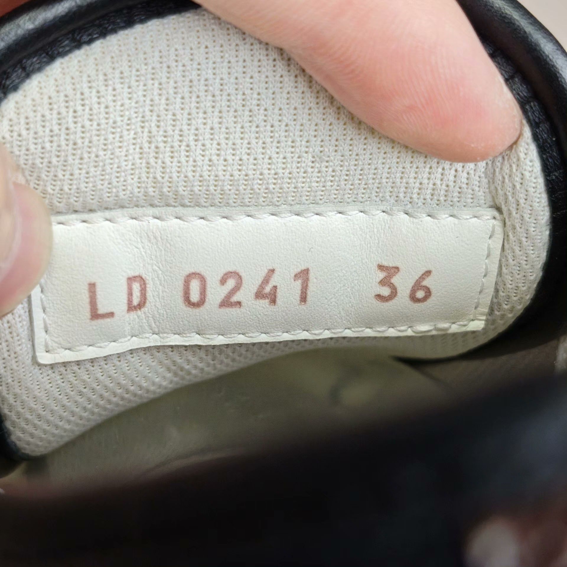 Louis Vuitton Louis Vuitton Casual Lowtop Sneakers us_6 Women Size US 6 / IT 36 - 6 Thumbnail