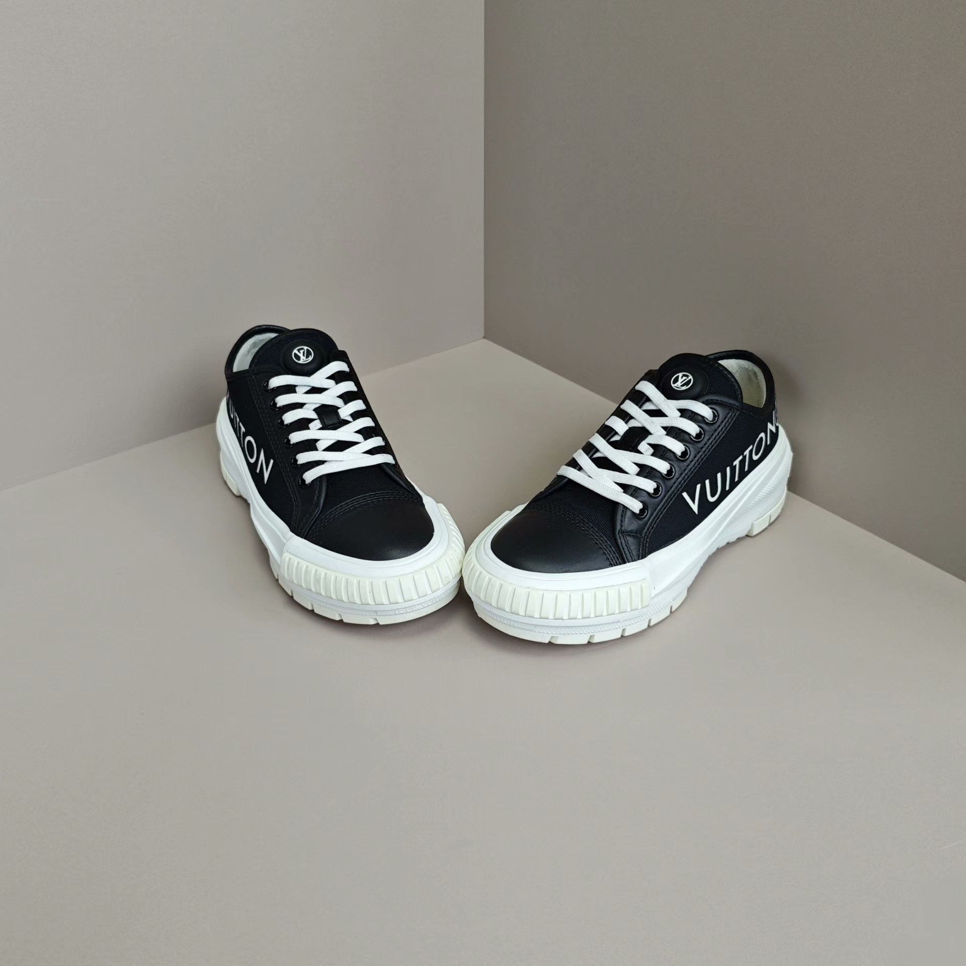 Louis Vuitton Louis Vuitton Casual Lowtop Sneakers us_6 Women Size US 6 / IT 36 - 2 Thumbnail