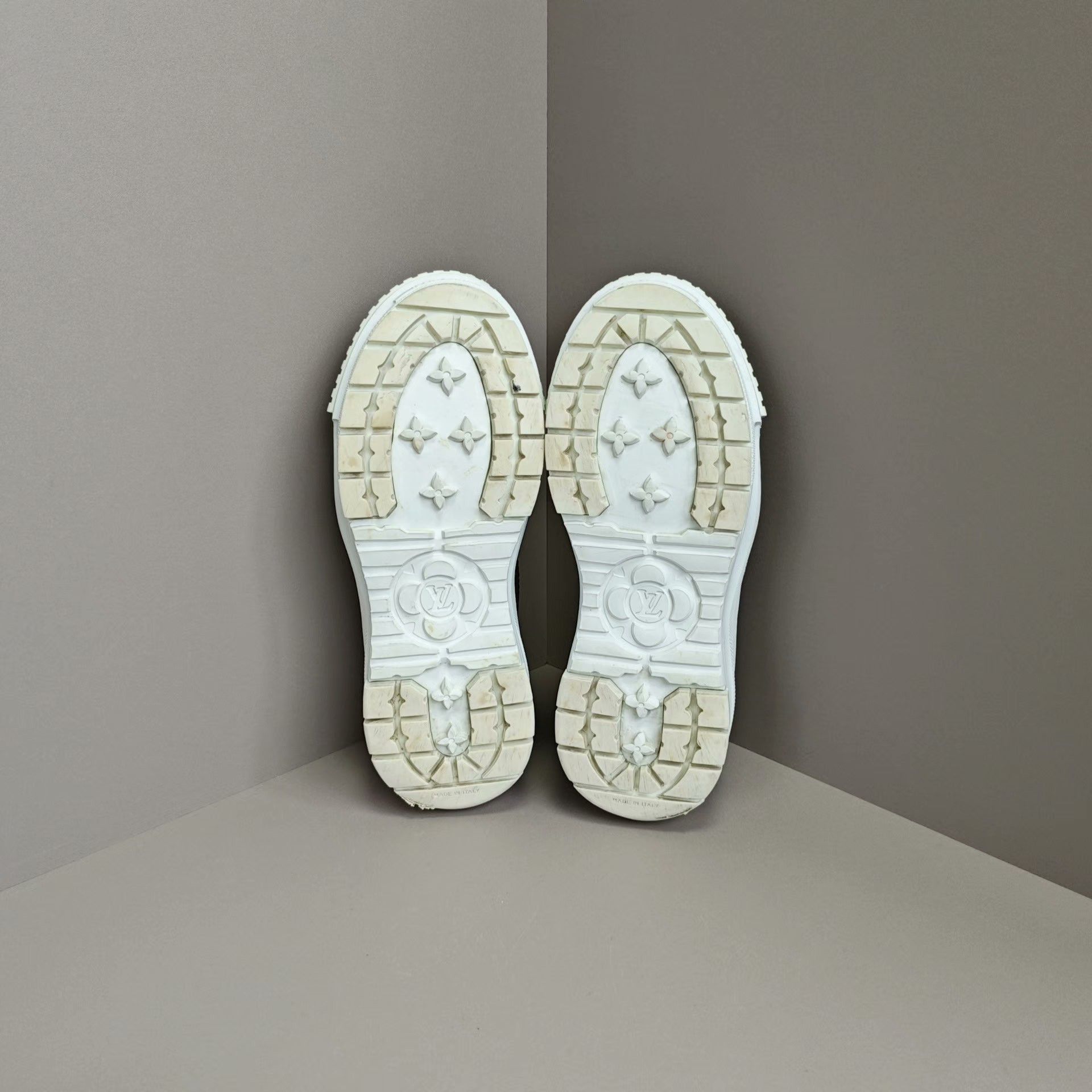 Louis Vuitton Louis Vuitton Casual Lowtop Sneakers us_6 Women Size US 6 / IT 36 - 5 Thumbnail