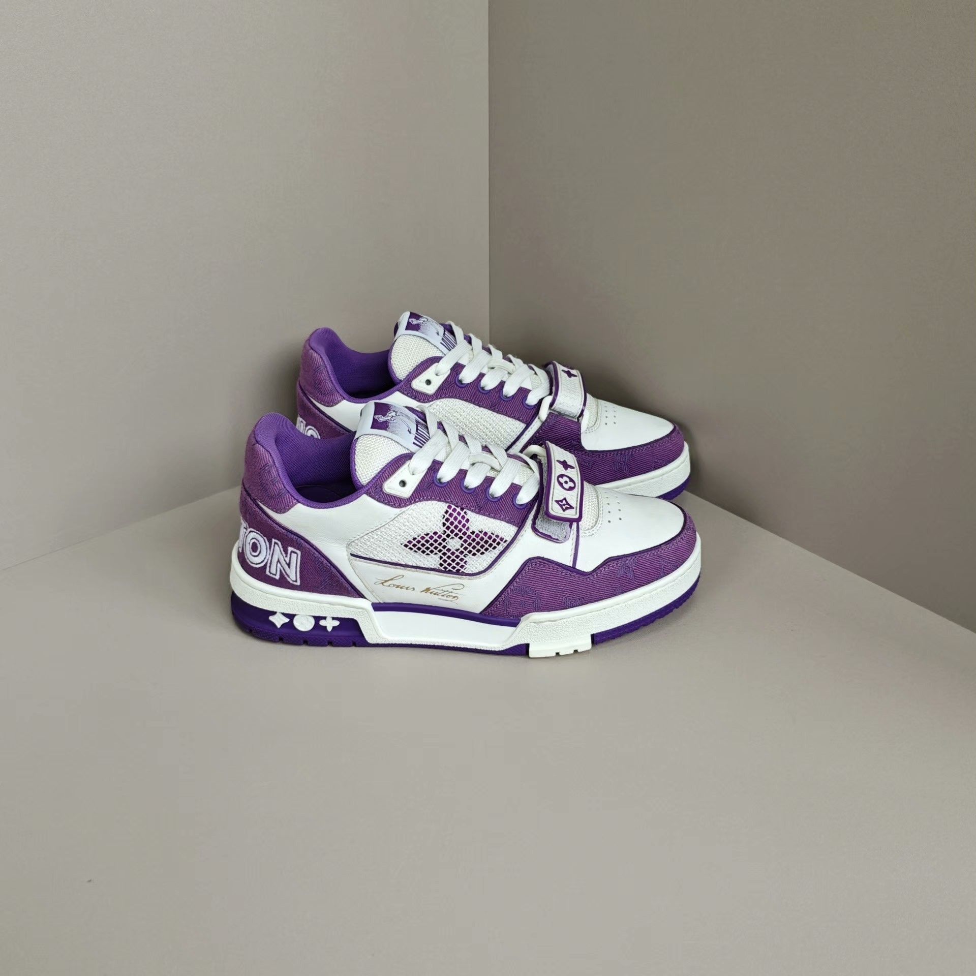 Louis Vuitton Louis Vuitton Training White Lowtop Sneakers us_7 Women Size US 7 / IT 37 - 4 Thumbnail