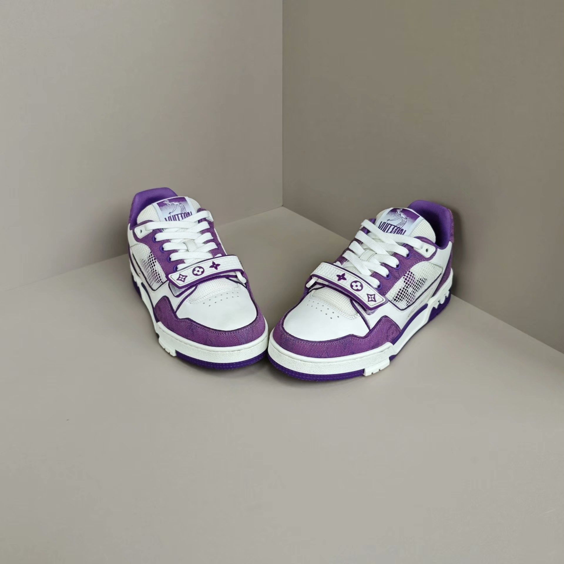 Louis Vuitton Louis Vuitton Training White Lowtop Sneakers us_7 Women Size US 7 / IT 37 - 2 Thumbnail