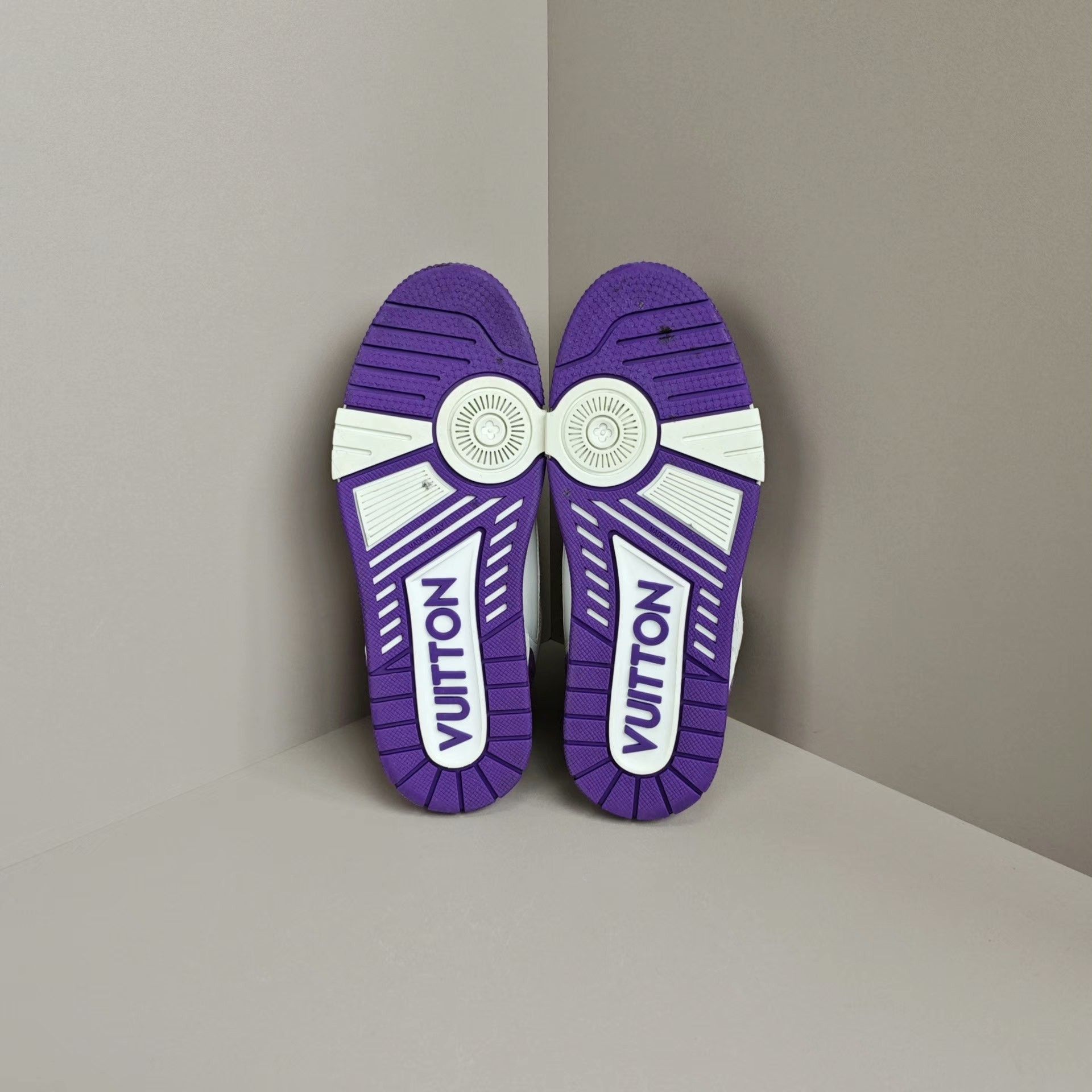 Louis Vuitton Louis Vuitton Training White Lowtop Sneakers us_7 Women Size US 7 / IT 37 - 5 Thumbnail
