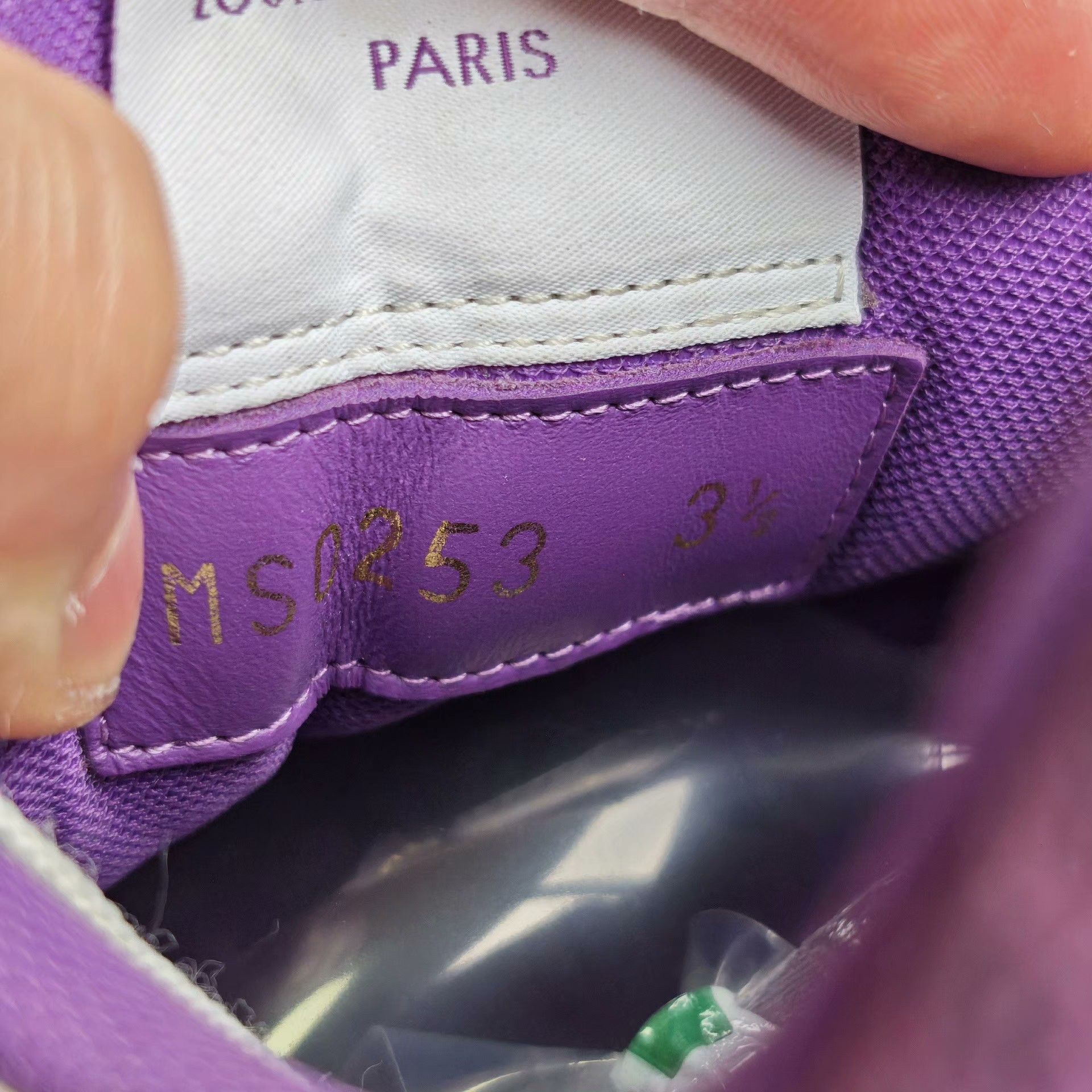 Louis Vuitton Louis Vuitton Training White Lowtop Sneakers us_7 Women Size US 7 / IT 37 - 6 Thumbnail