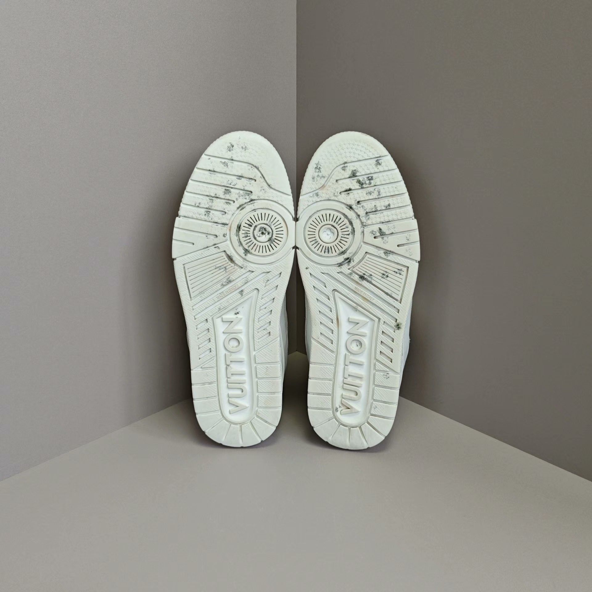 Louis Vuitton Louis Vuitton Training White Lowtop Sneakers 6 Men Size US 6 / EU 39 - 5 Thumbnail