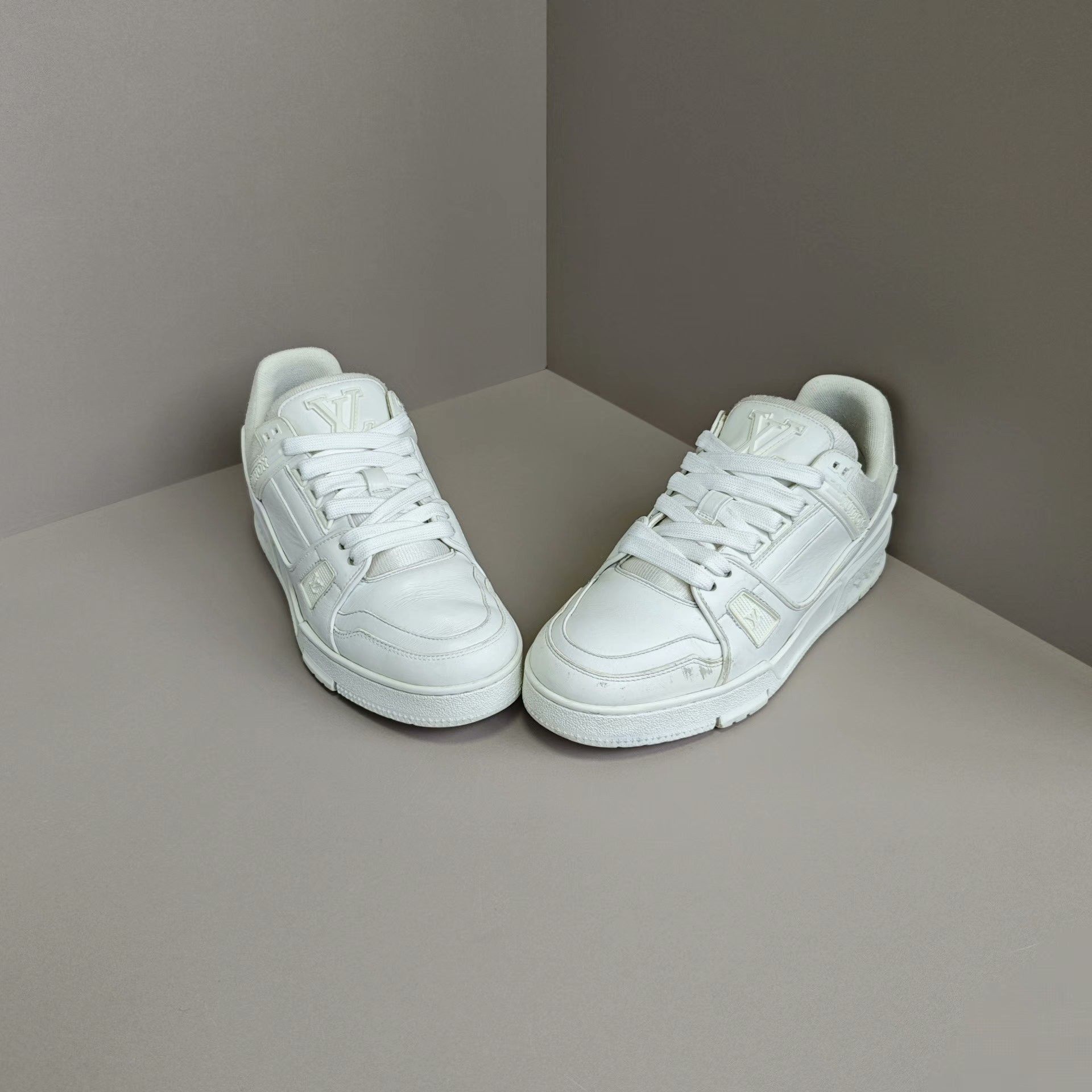 Louis Vuitton Louis Vuitton Training White Lowtop Sneakers 6 Men Size US 6 / EU 39 - 2 Thumbnail