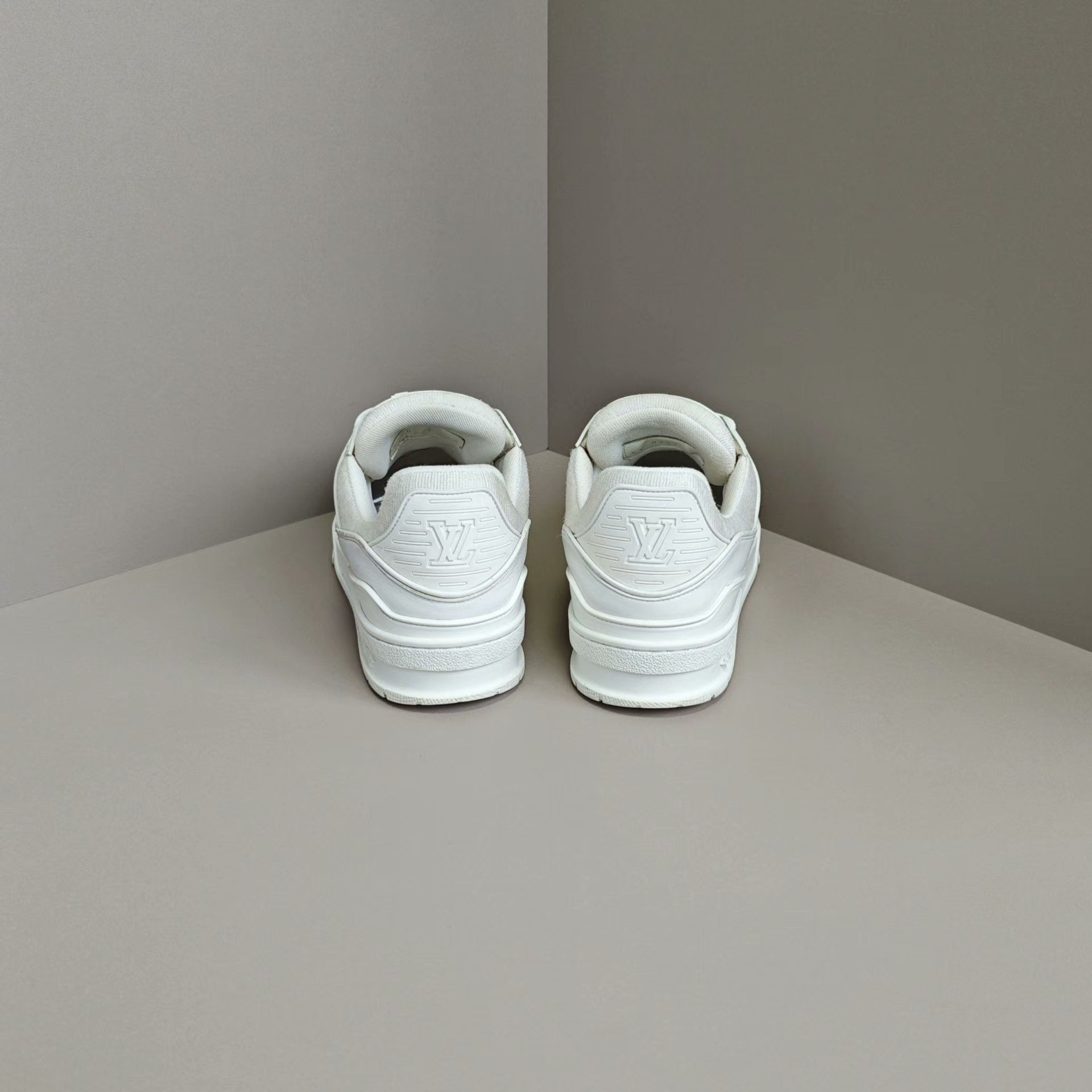Louis Vuitton Louis Vuitton Training White Lowtop Sneakers 6 Men Size US 6 / EU 39 - 3 Thumbnail