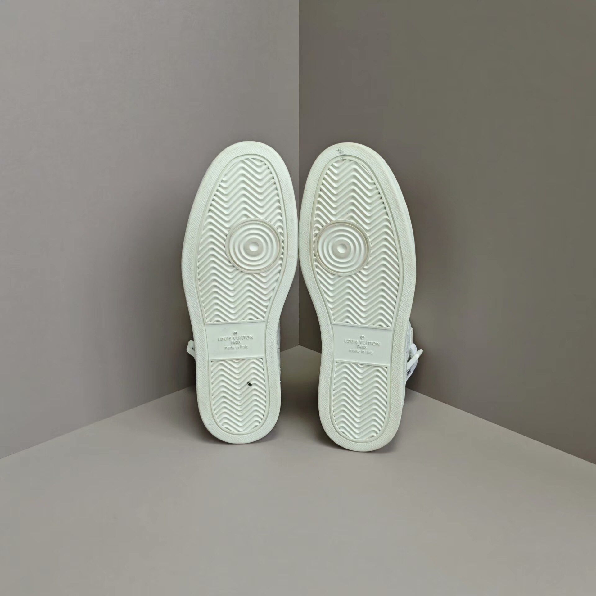 Louis Vuitton Louis Vuitton Hitop Sneakers 8 Men Size US 8 / EU 41 - 5 Thumbnail