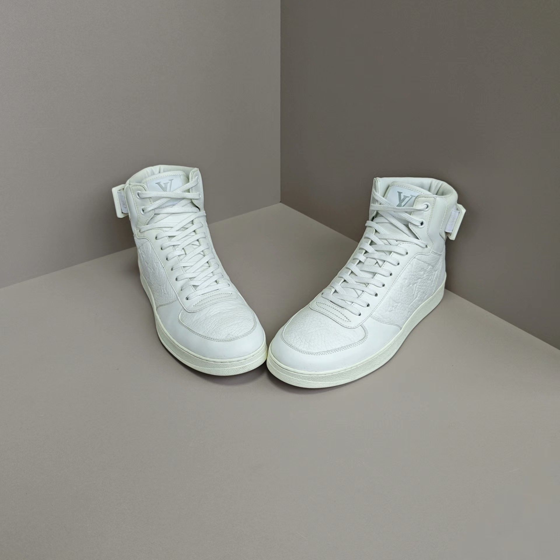 Louis Vuitton Louis Vuitton Hitop Sneakers 8 Men Size US 8 / EU 41 - 2 Thumbnail