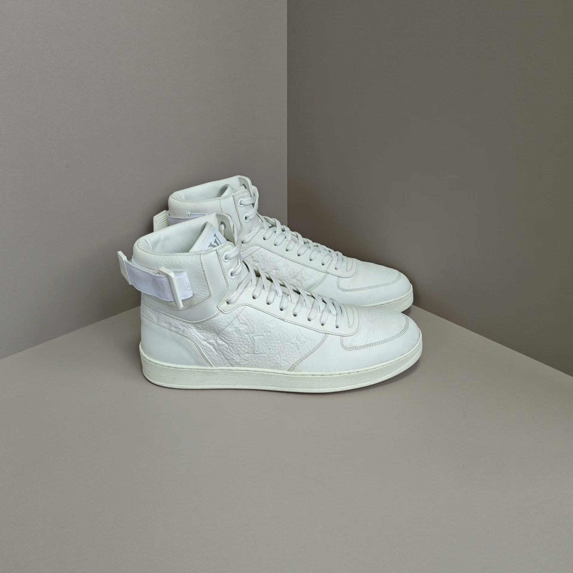 Louis Vuitton Louis Vuitton Hitop Sneakers 8 Men Size US 8 / EU 41 - 4 Thumbnail