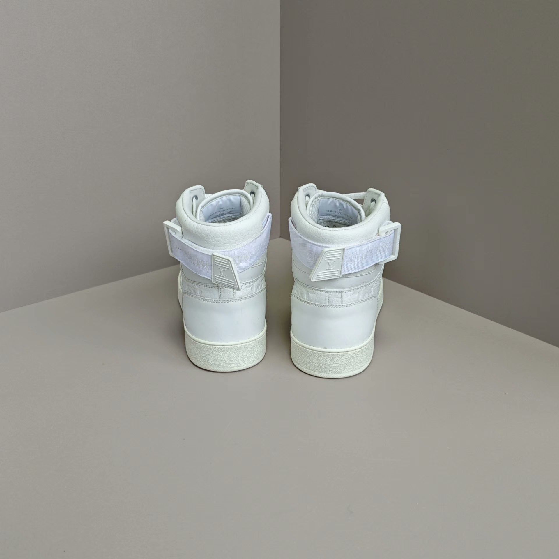 Louis Vuitton Louis Vuitton Hitop Sneakers 8 Men Size US 8 / EU 41 - 3 Thumbnail