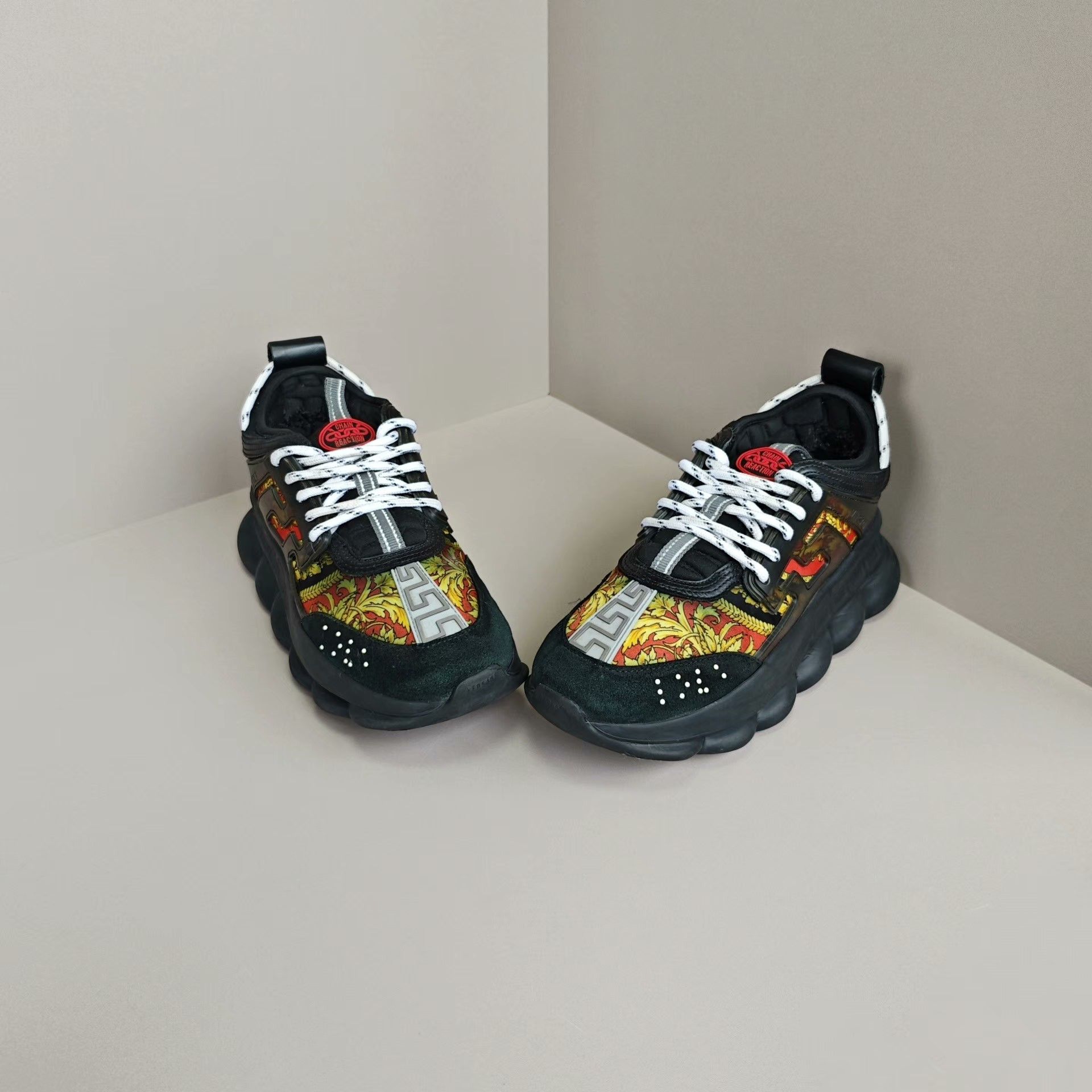 Versace Versace Lowtop Sneakers 6 Men Size US 6 / EU 39 - 2 Thumbnail