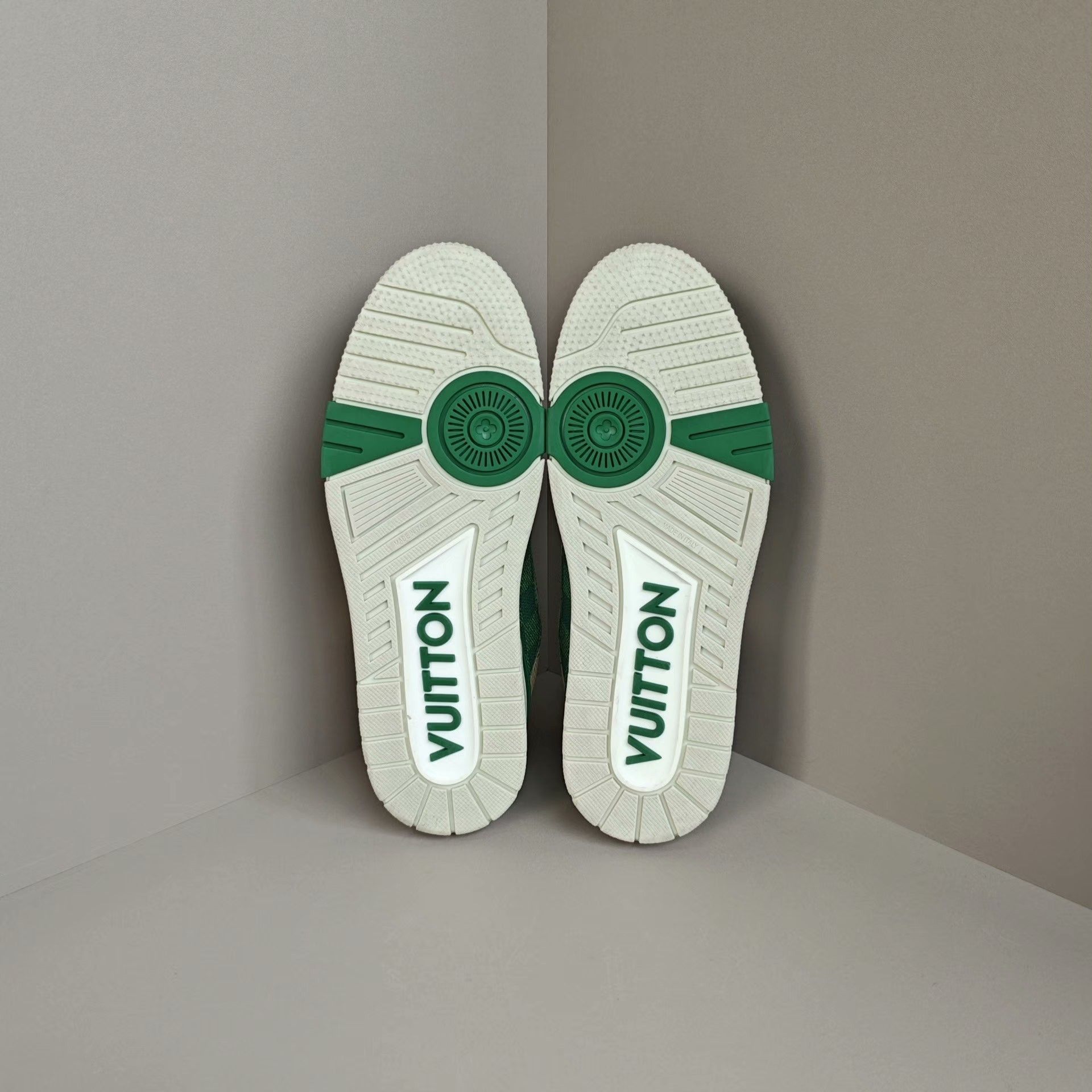 Louis Vuitton Louis Vuitton Training Green Lowtop Sneakers 7 Men Size US 7 / EU 40 - 5 Thumbnail