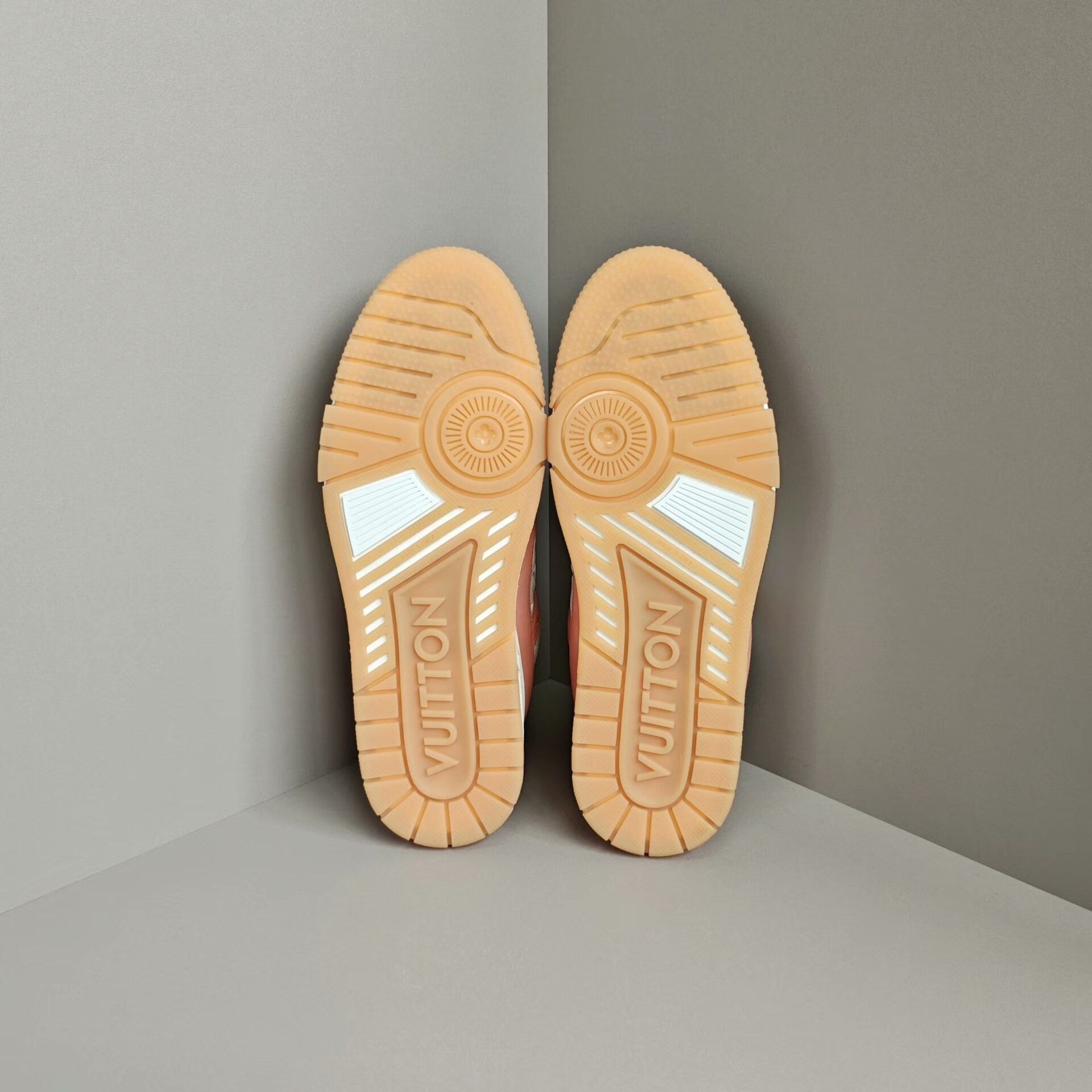 Louis Vuitton Louis Vuitton Training Pink Lowtop Sneakers 8 Men Size US 8 / EU 41 - 5 Thumbnail