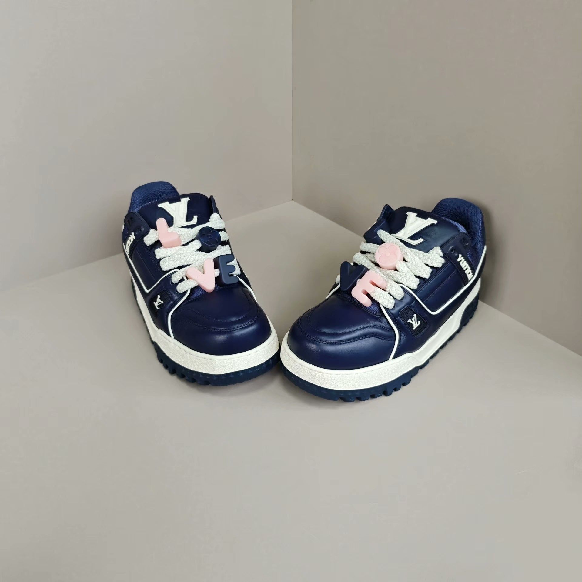Louis Vuitton Louis Vuitton Limited Lowtop Sneakers 6 Men Size US 6 / EU 39 - 2 Thumbnail