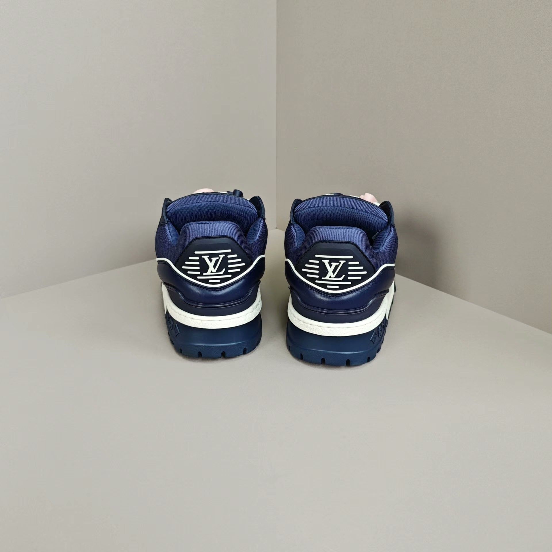 Louis Vuitton Louis Vuitton Limited Lowtop Sneakers 6 Men Size US 6 / EU 39 - 3 Thumbnail