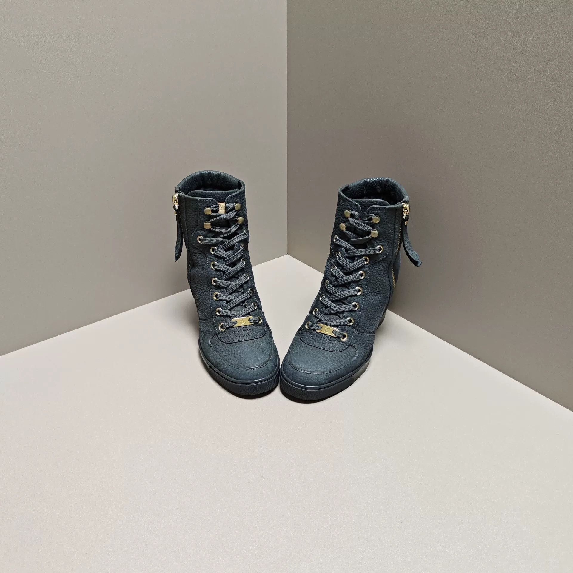 Louis Vuitton Louis Vuitton Casual Hitop Sneakers us_7 Women Size US 7 / IT 37 - 2 Thumbnail