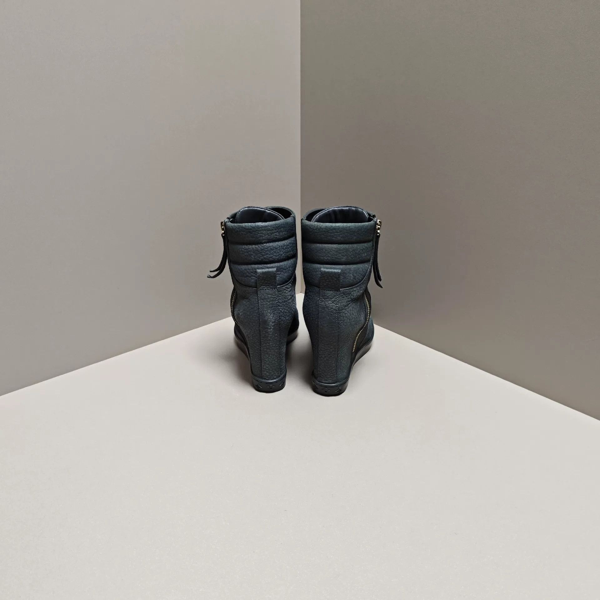 Louis Vuitton Louis Vuitton Casual Hitop Sneakers us_7 Women Size US 7 / IT 37 - 3 Thumbnail