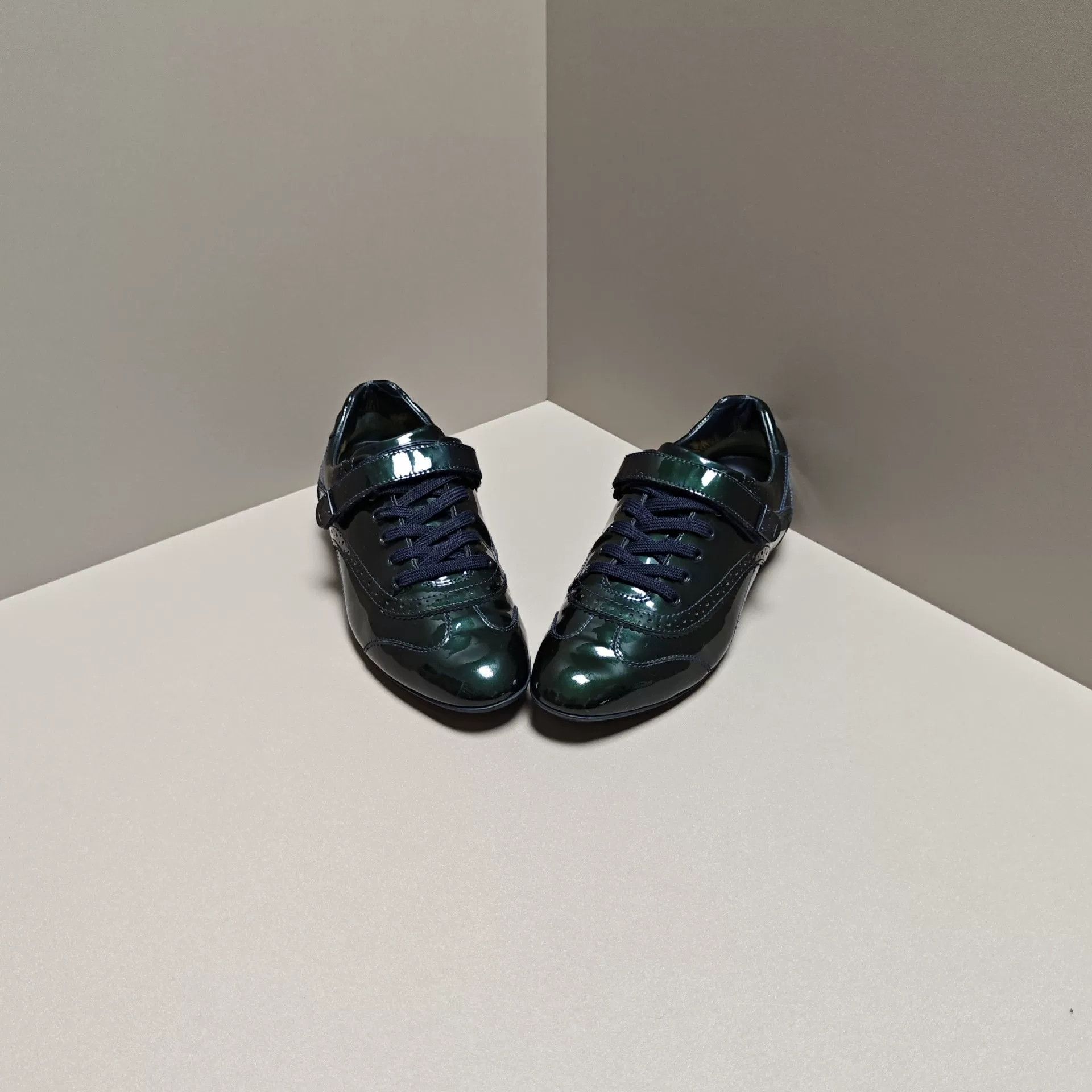 Louis Vuitton Louis Vuitton Casual Lowtop Sneakers us_5 Women Size US 5 / IT 35 - 2 Thumbnail