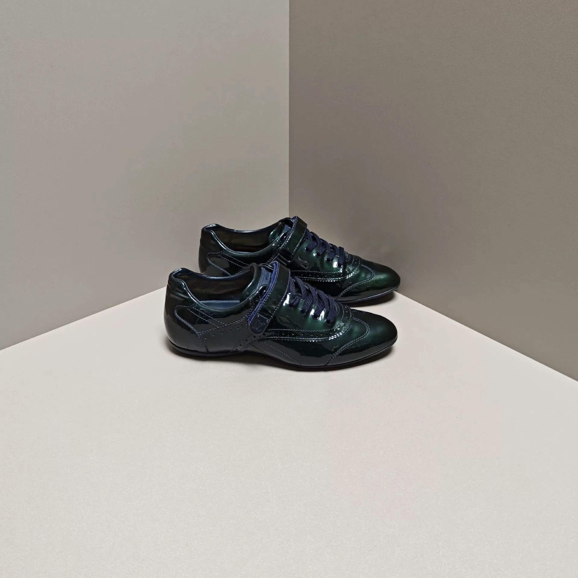 Louis Vuitton Louis Vuitton Casual Lowtop Sneakers us_5 Women Size US 5 / IT 35 - 4 Thumbnail
