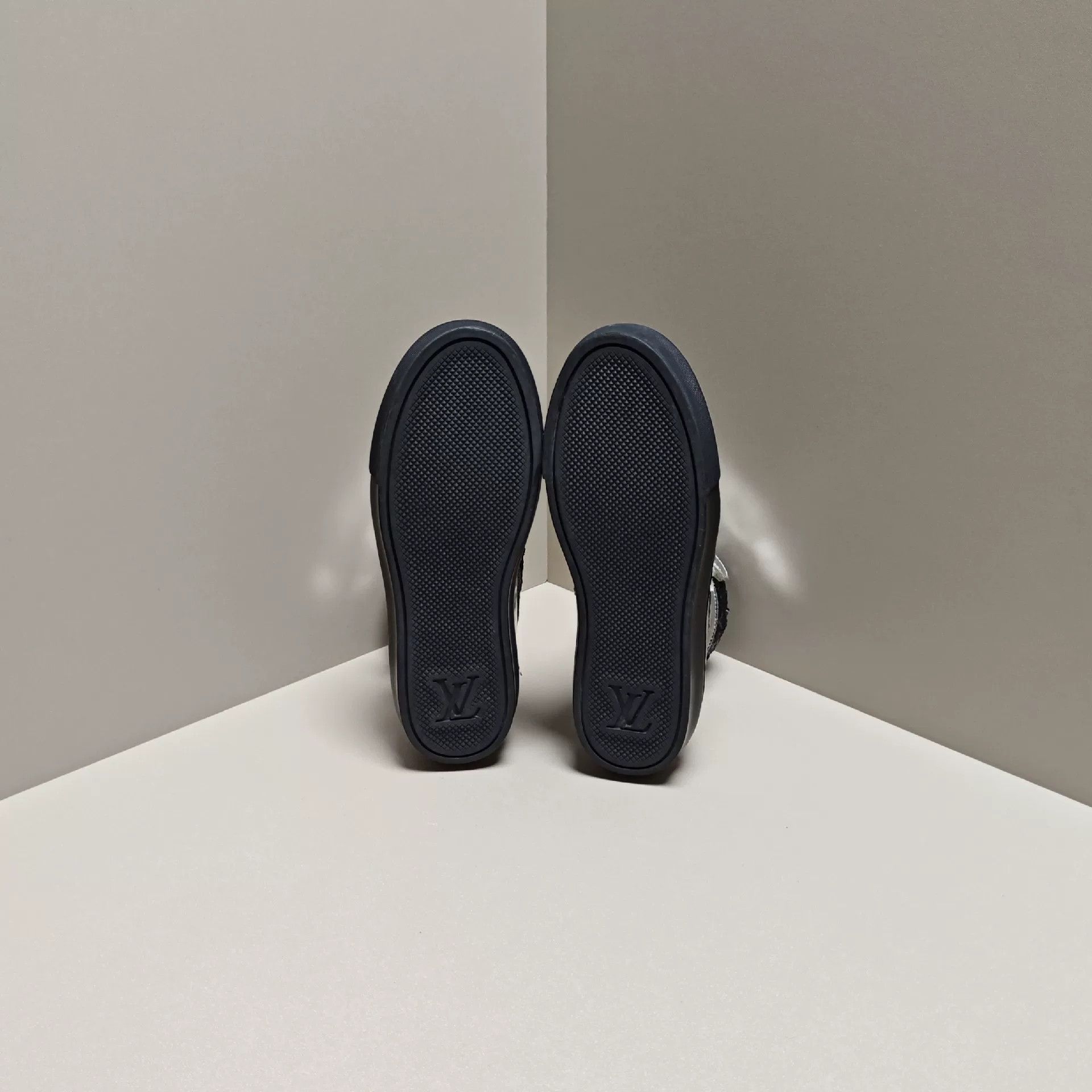 Louis Vuitton Louis Vuitton Casual Hitop Sneakers us_5 Women Size US 5 / IT 35 - 5 Thumbnail