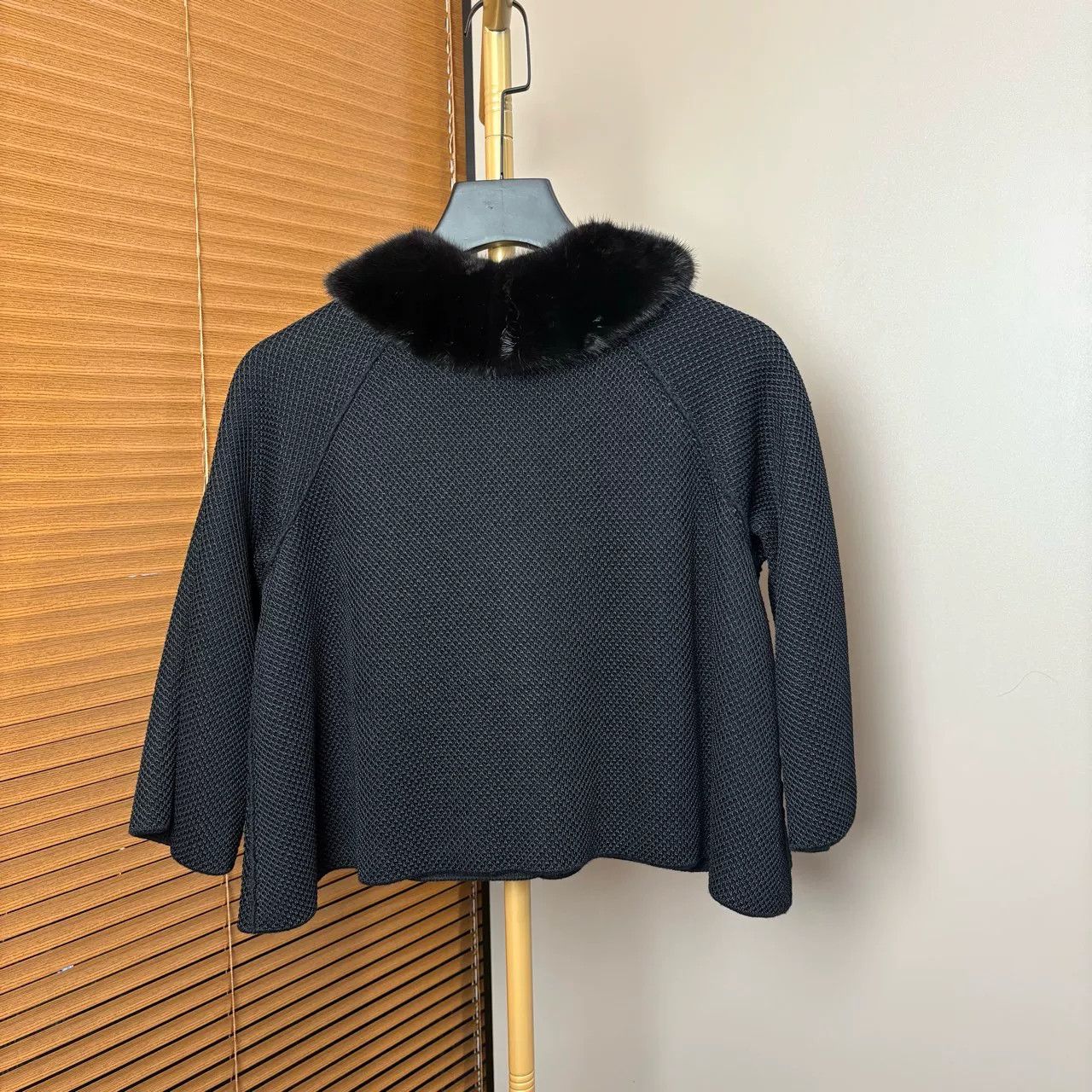 Louis Vuitton Louis Vuitton Black Fur Collar Short Coat Size M / US 6-8 / IT 42-44 - 2 Thumbnail