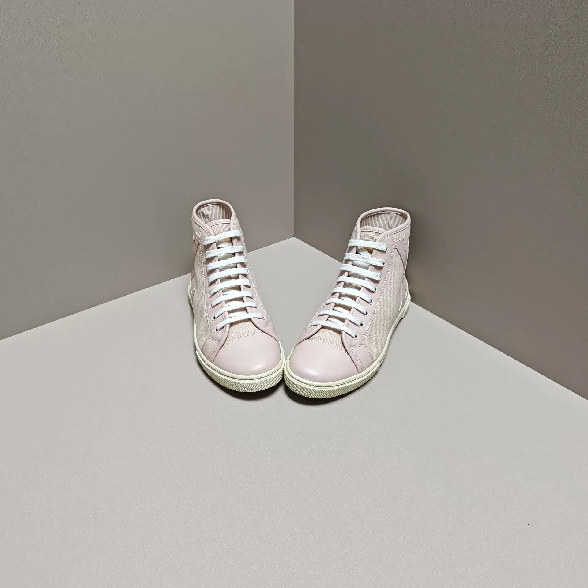 Louis Vuitton Louis Vuitton Pink Lowtop Sneakers us_5 Women Size US 5 / IT 35 - 2 Thumbnail