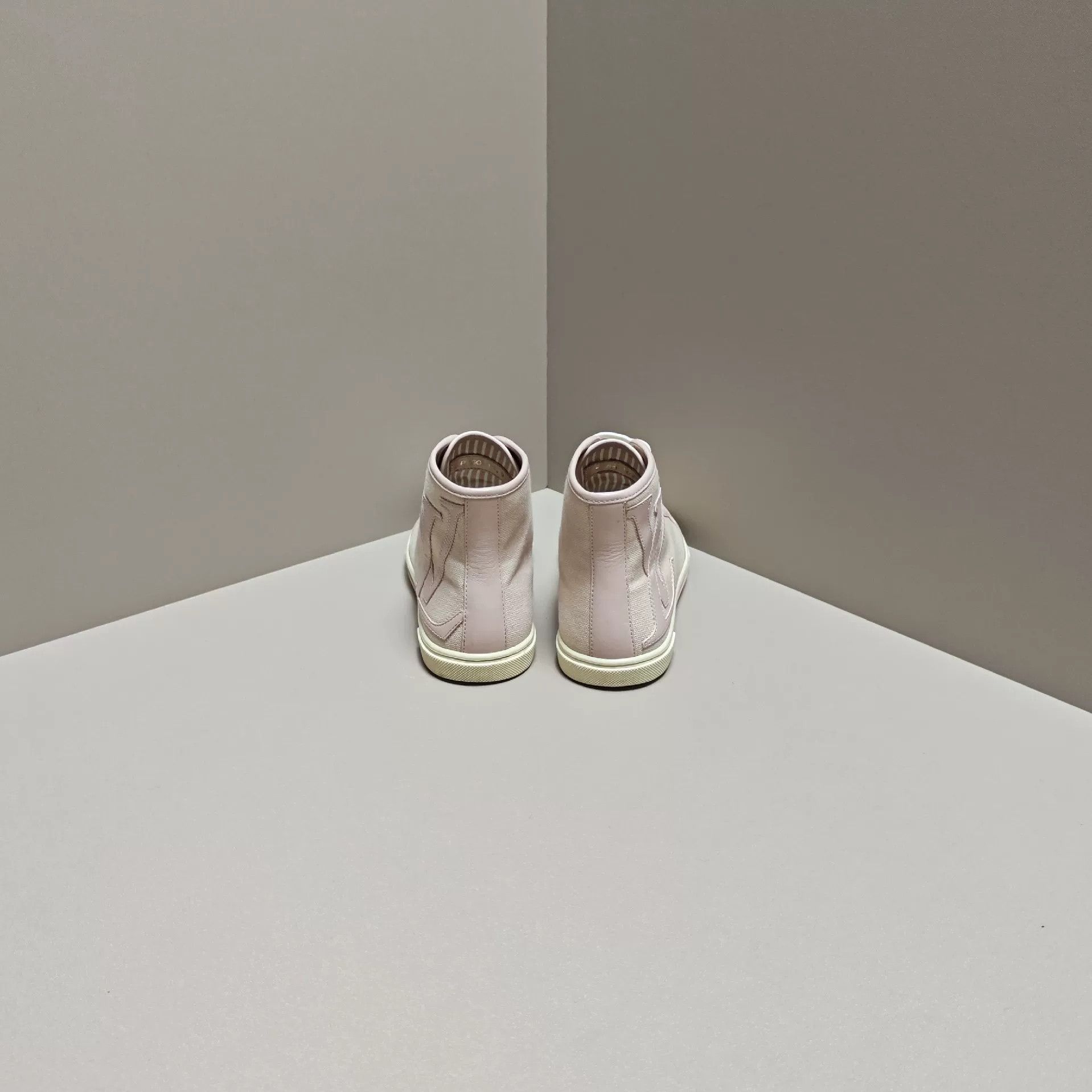 Louis Vuitton Louis Vuitton Pink Lowtop Sneakers us_5 Women Size US 5 / IT 35 - 3 Thumbnail
