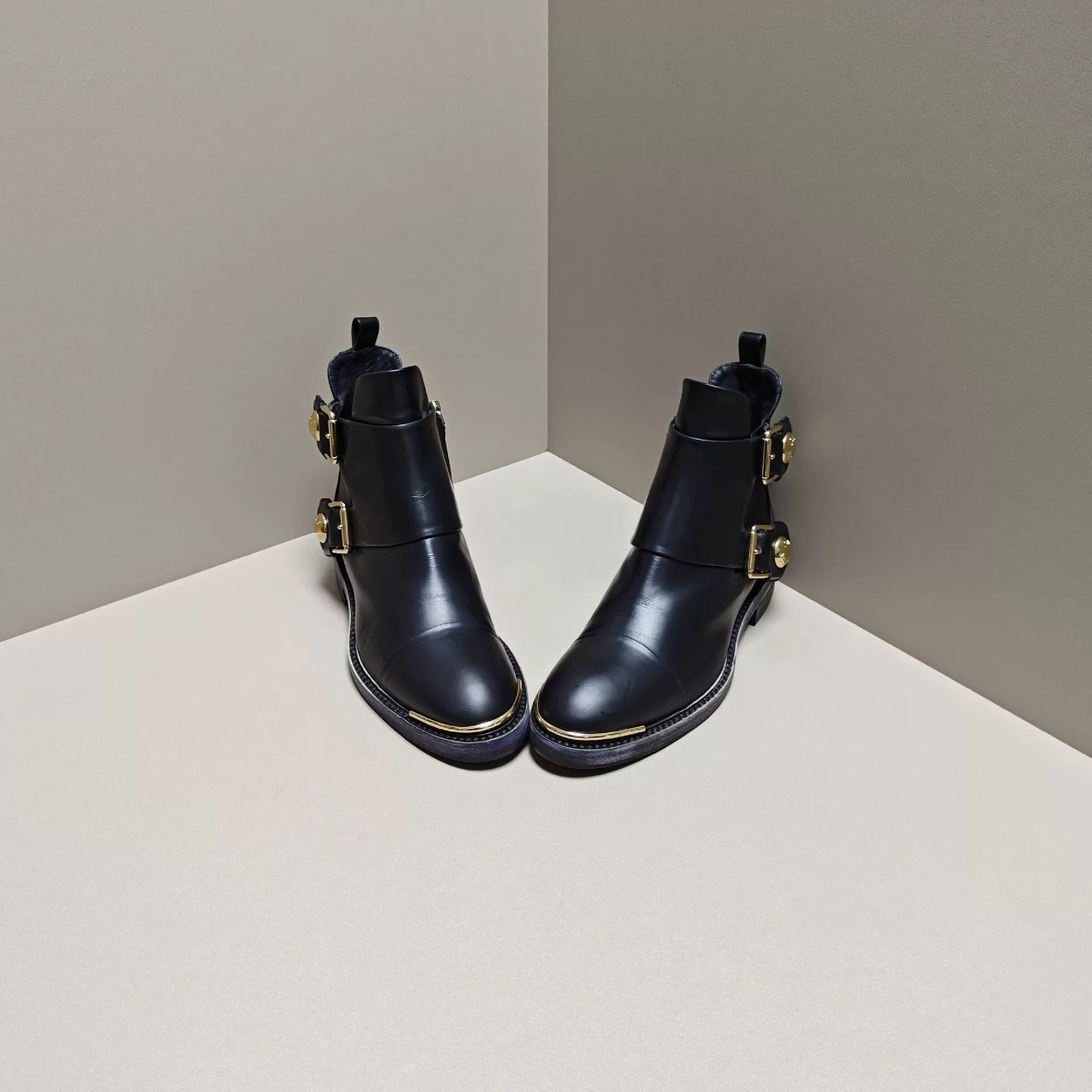 Louis Vuitton Louis Vuitton Retro Gold Boots us_5 Women Size US 5 / IT 35 - 2 Thumbnail