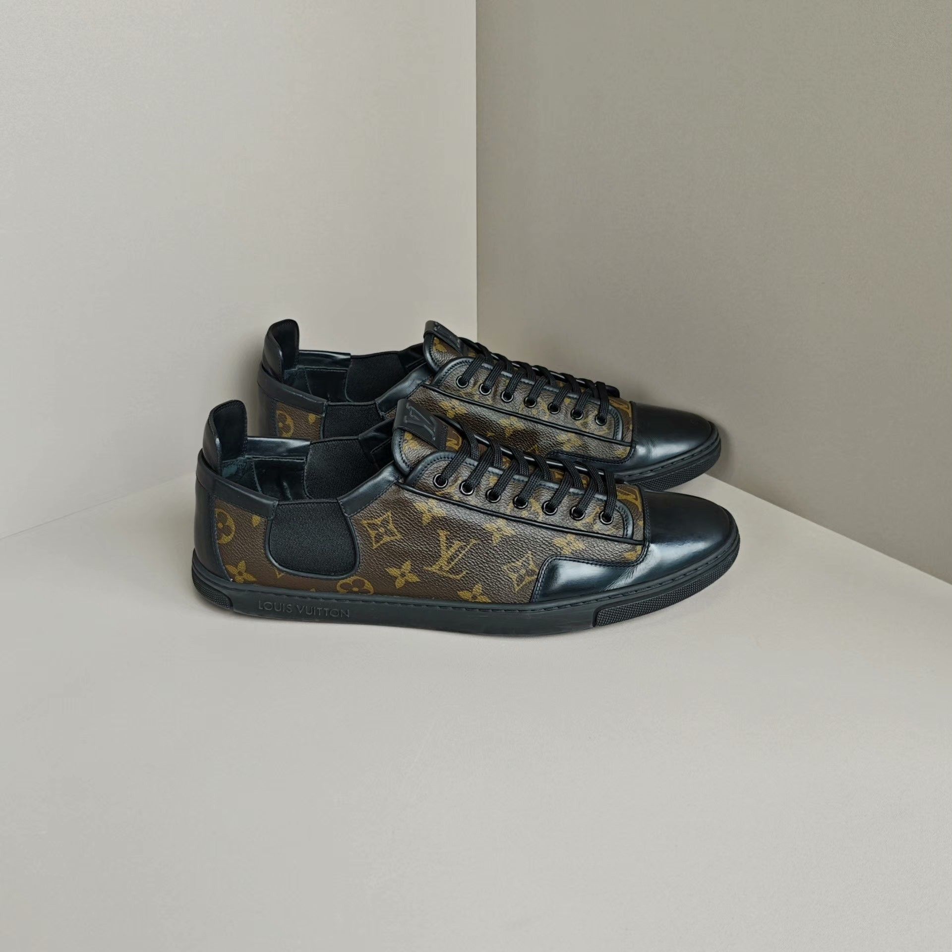 Louis Vuitton Louis Vuitton Lowtop Sneakers 11 Men Size US 11 / EU 44 - 4 Thumbnail