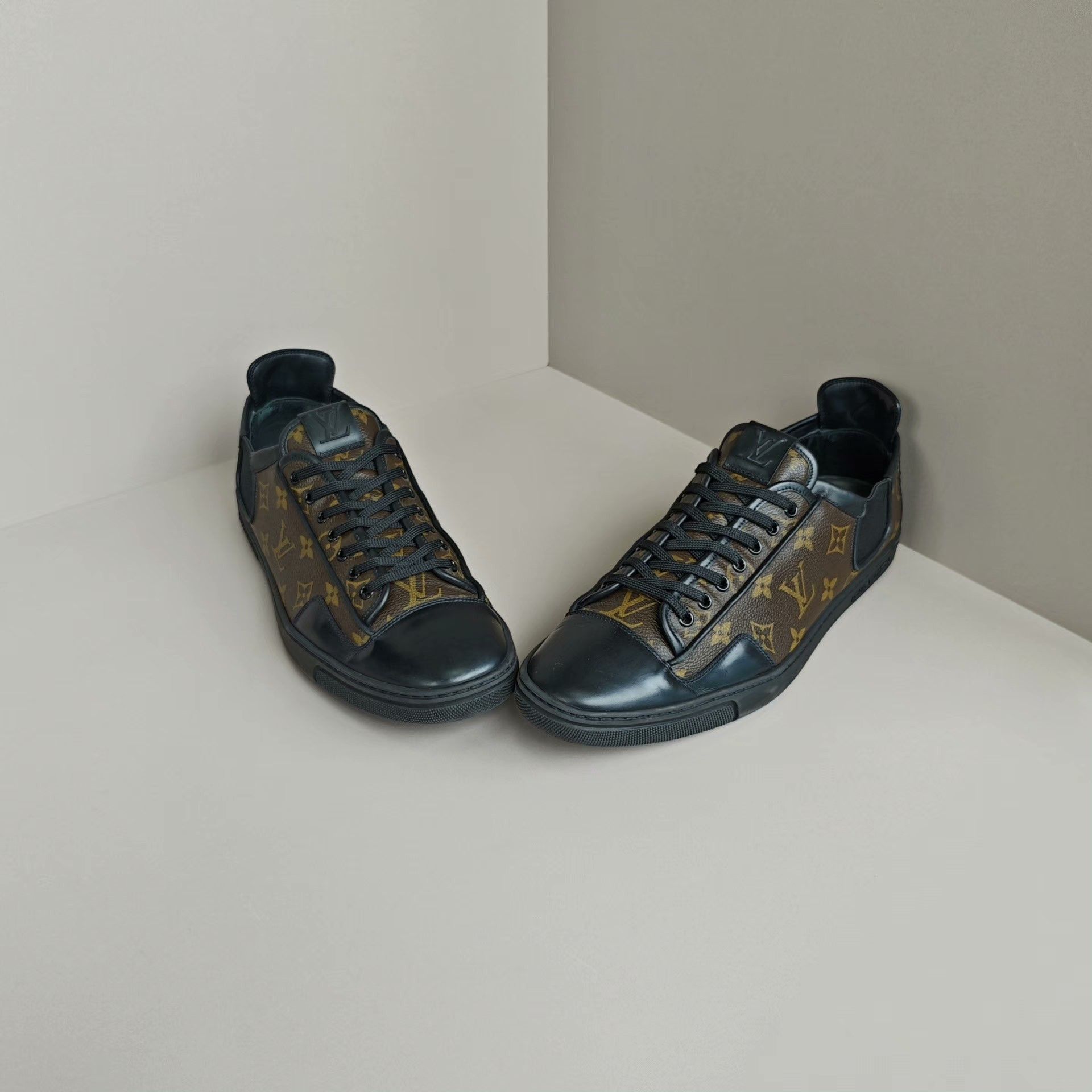 Louis Vuitton Louis Vuitton Lowtop Sneakers 11 Men Size US 11 / EU 44 - 2 Thumbnail