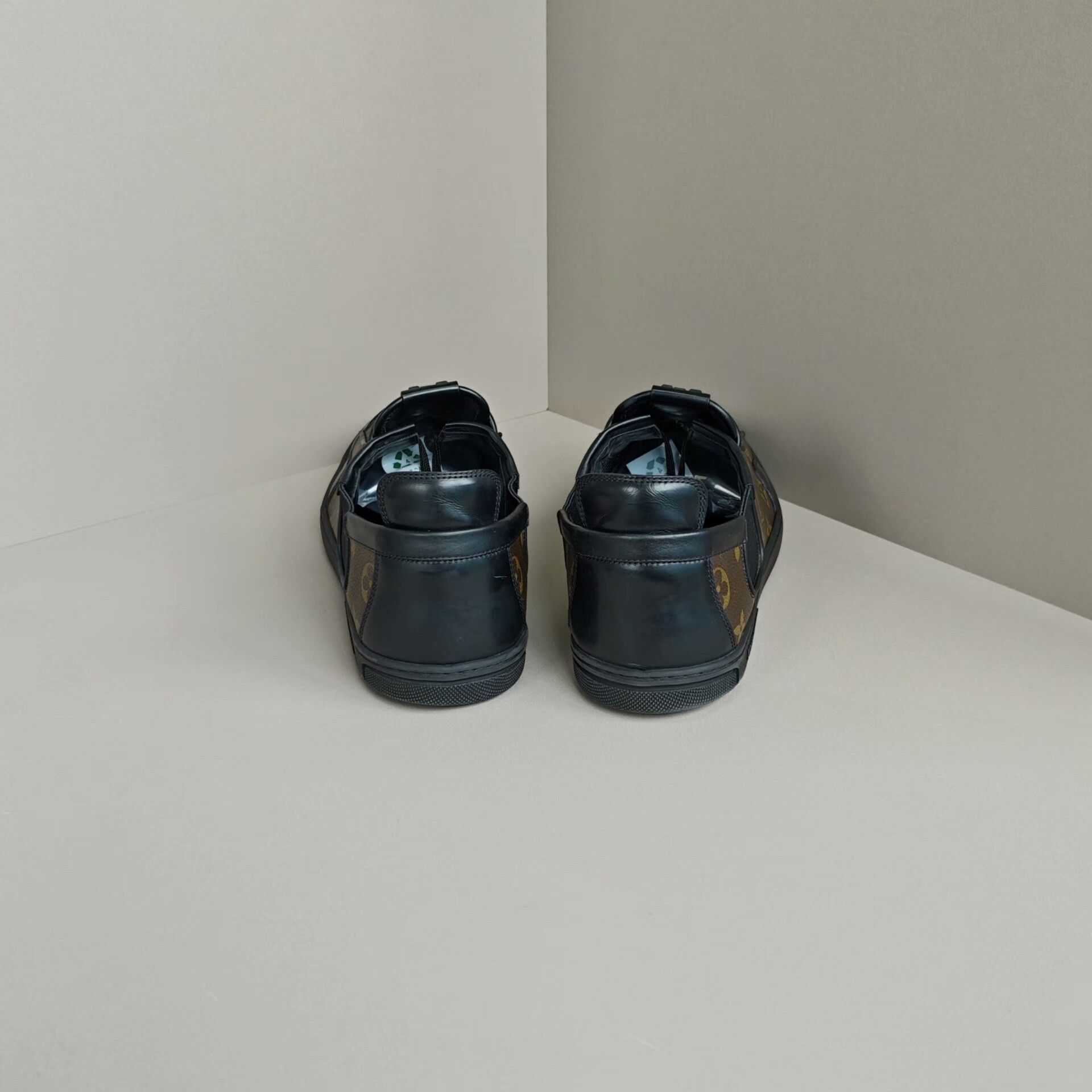 Louis Vuitton Louis Vuitton Lowtop Sneakers 11 Men Size US 11 / EU 44 - 3 Thumbnail