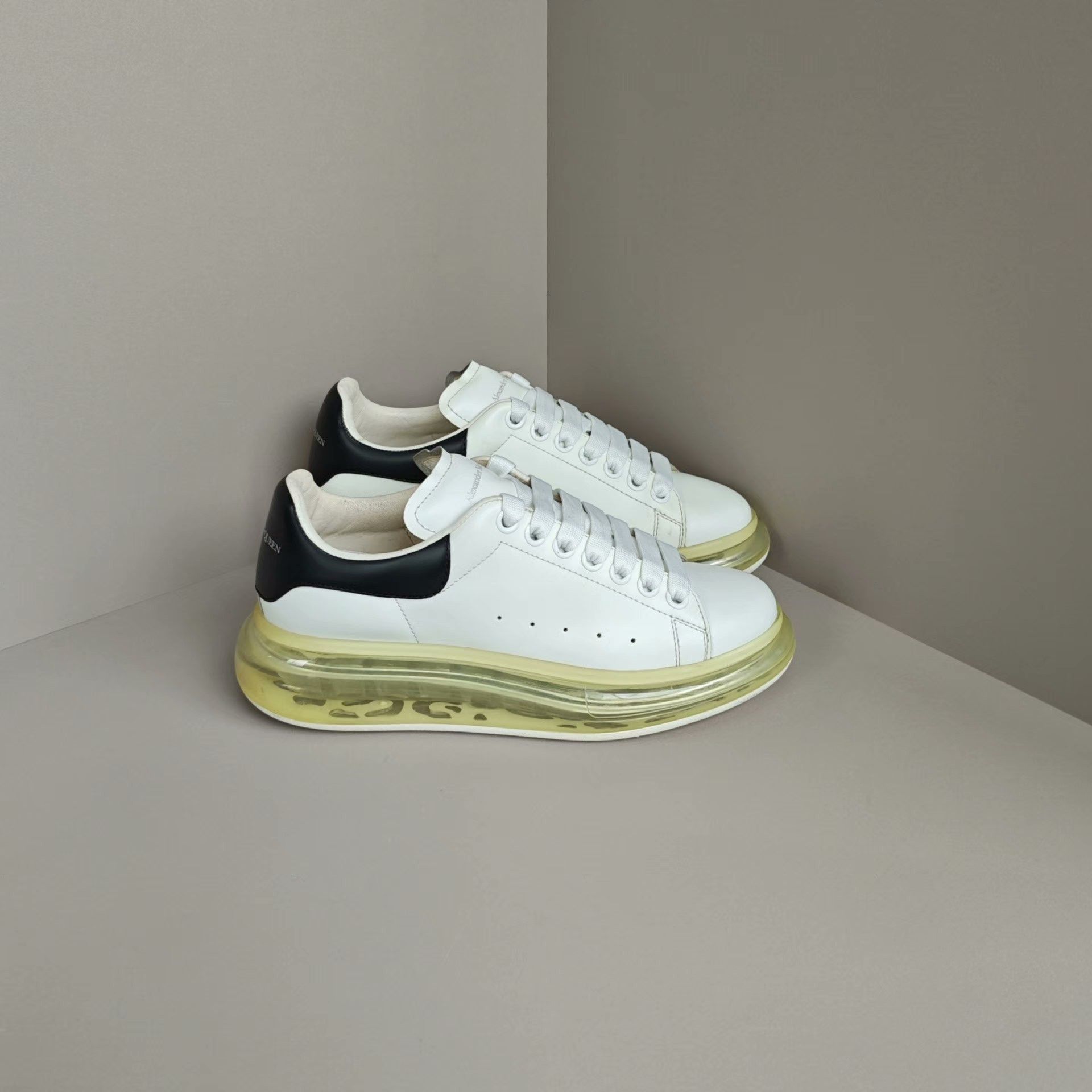 Alexander McQueen Alexander McQueen White Lowtop Sneakers us_8 Women Size US 8 / IT 38 - 4 Thumbnail
