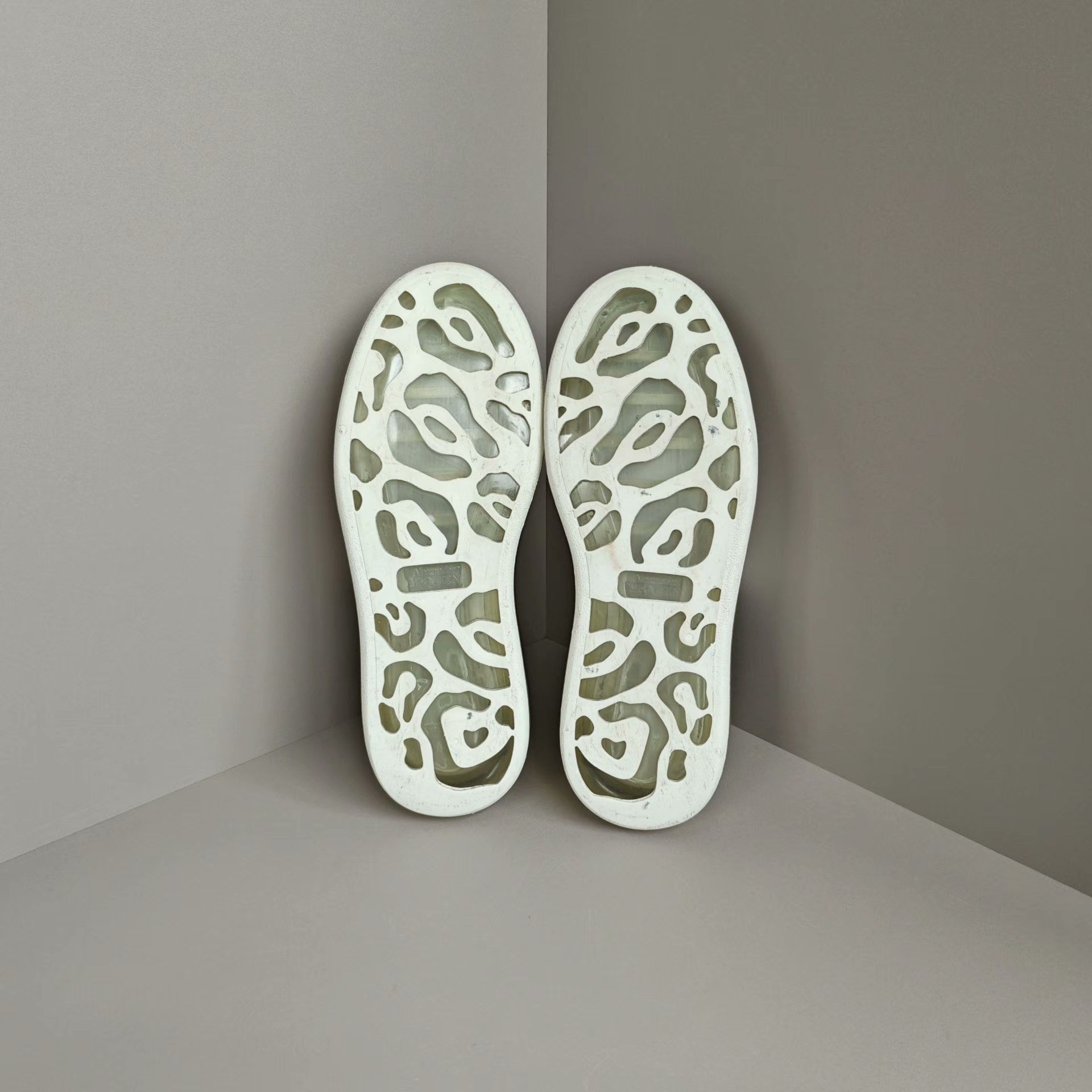 Alexander McQueen Alexander McQueen White Lowtop Sneakers us_8 Women Size US 8 / IT 38 - 5 Thumbnail