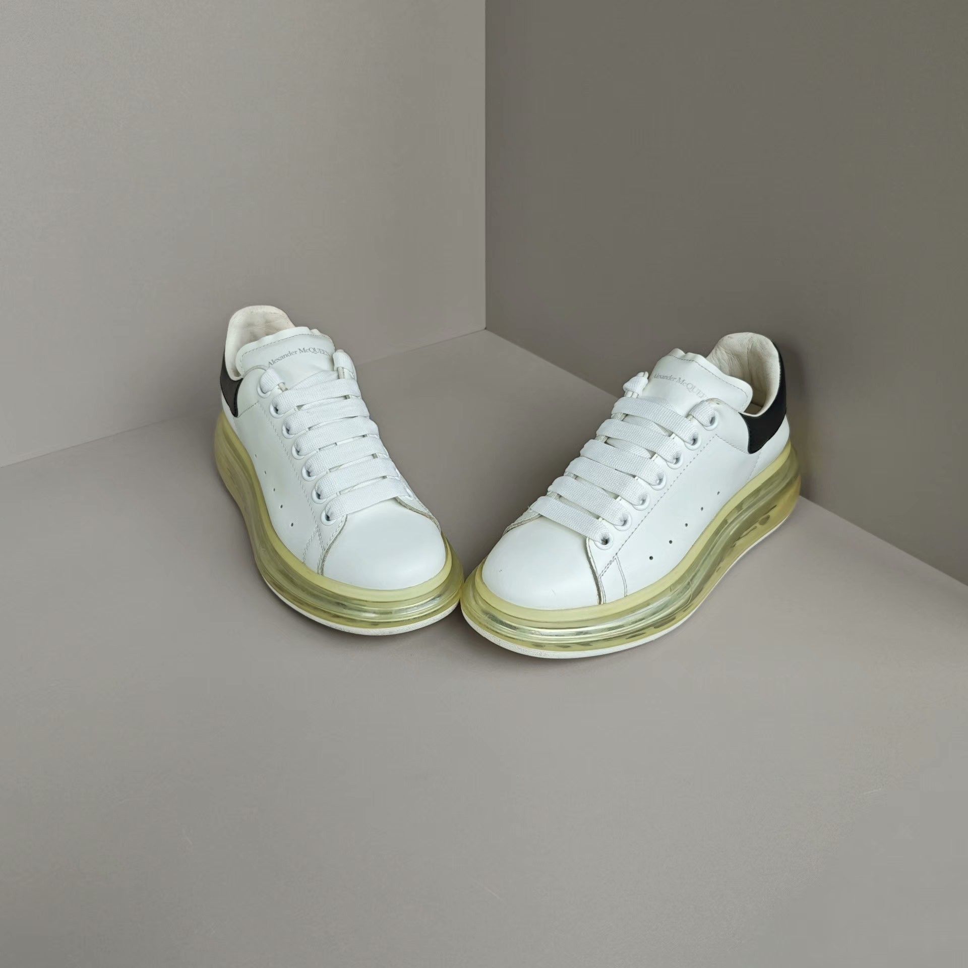 Alexander McQueen Alexander McQueen White Lowtop Sneakers us_8 Women Size US 8 / IT 38 - 2 Thumbnail