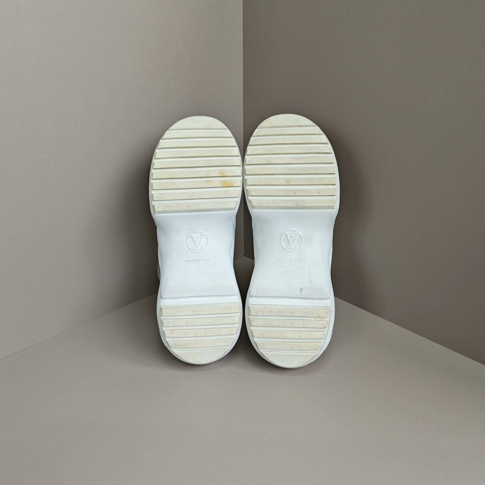 Louis Vuitton Louis Vuitton White Lowtop Sneakers us_6 Women Size US 6 / IT 36 - 5 Thumbnail