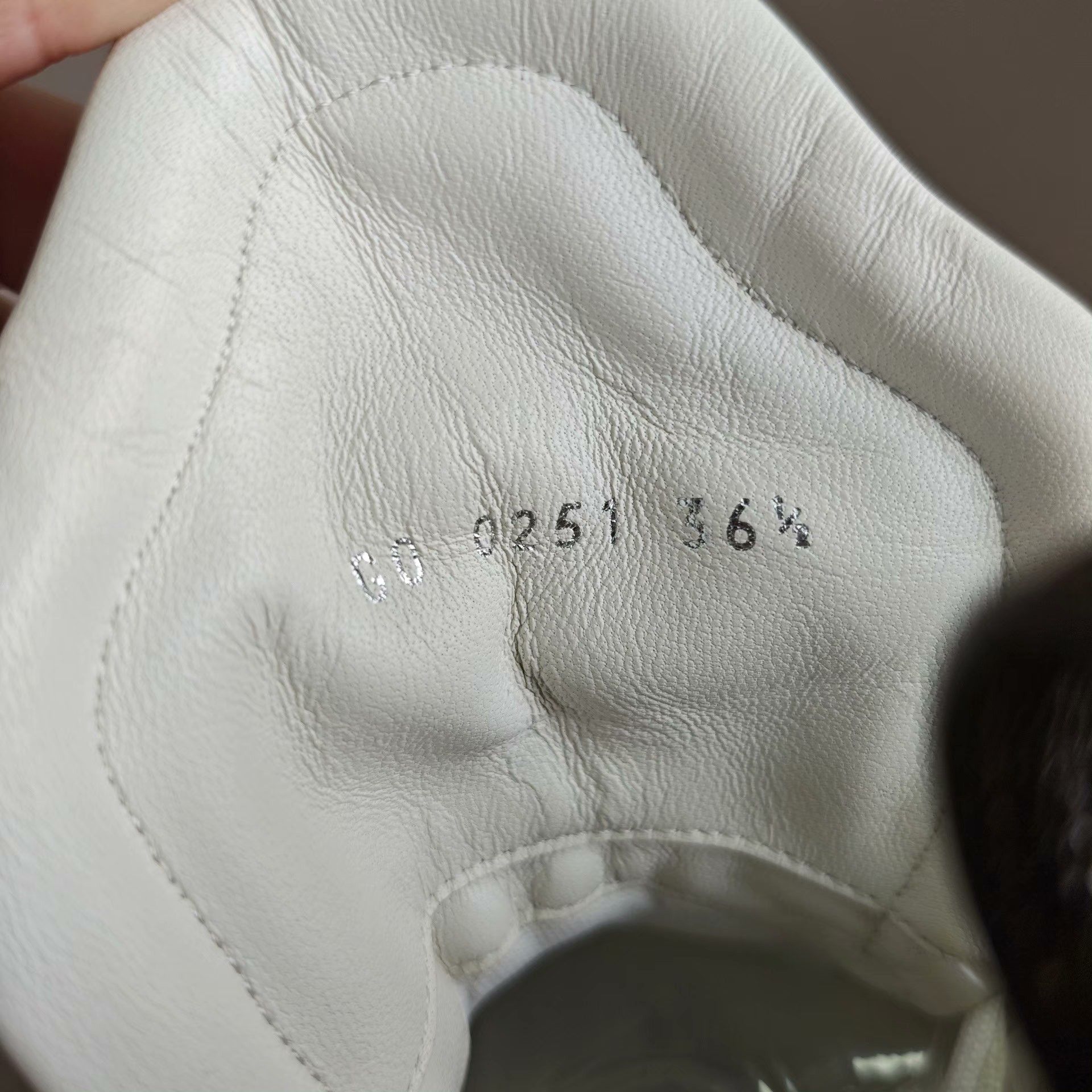 Louis Vuitton Louis Vuitton White Lowtop Sneakers us_6 Women Size US 6 / IT 36 - 6 Thumbnail