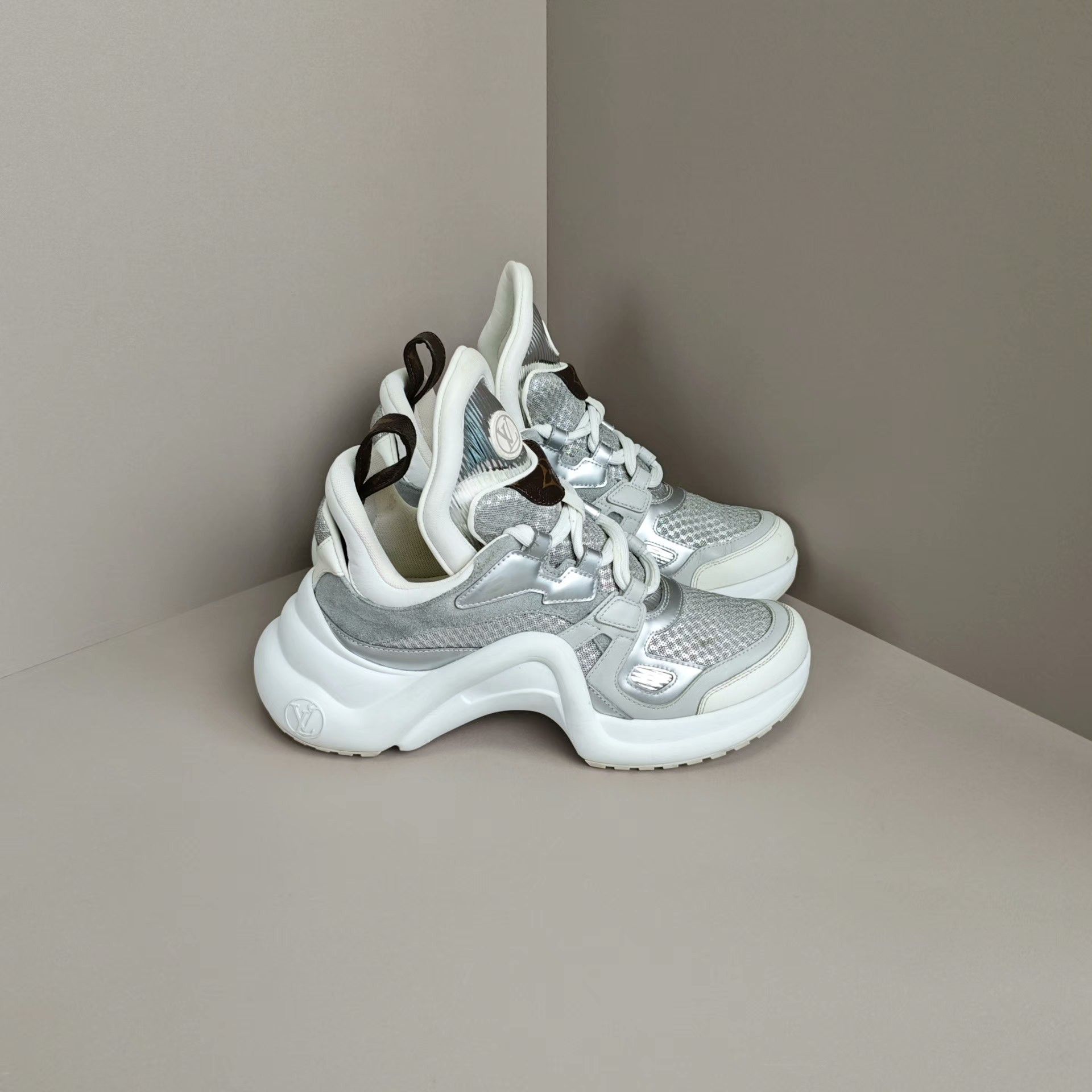 Louis Vuitton Louis Vuitton White Lowtop Sneakers us_6 Women Size US 6 / IT 36 - 4 Thumbnail